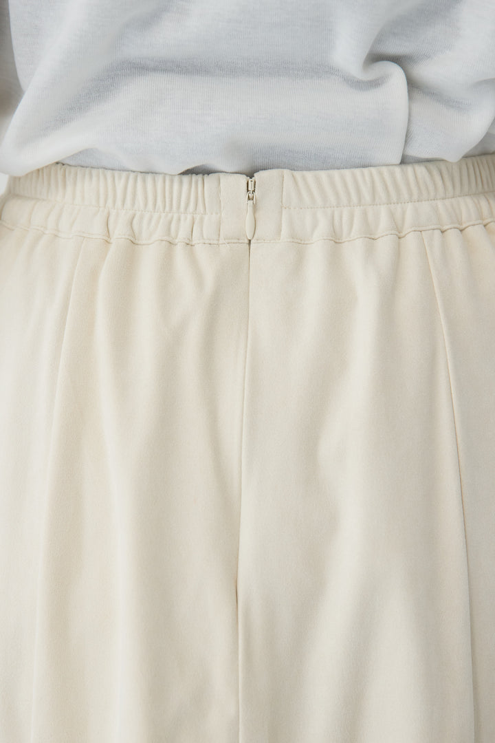 スエードセミフレアスカート