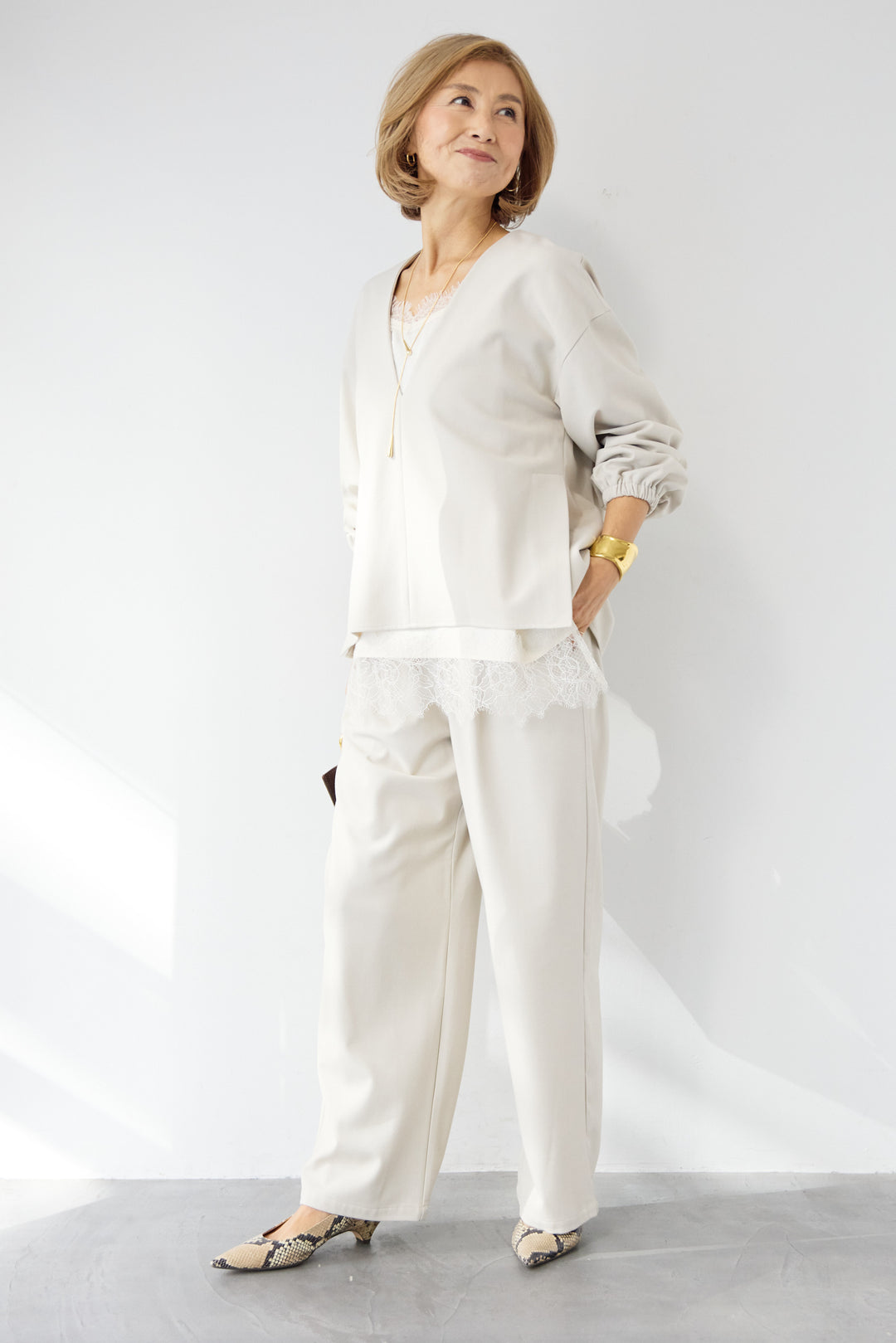 深Vネック・ボリュームスリーブプルオーバー