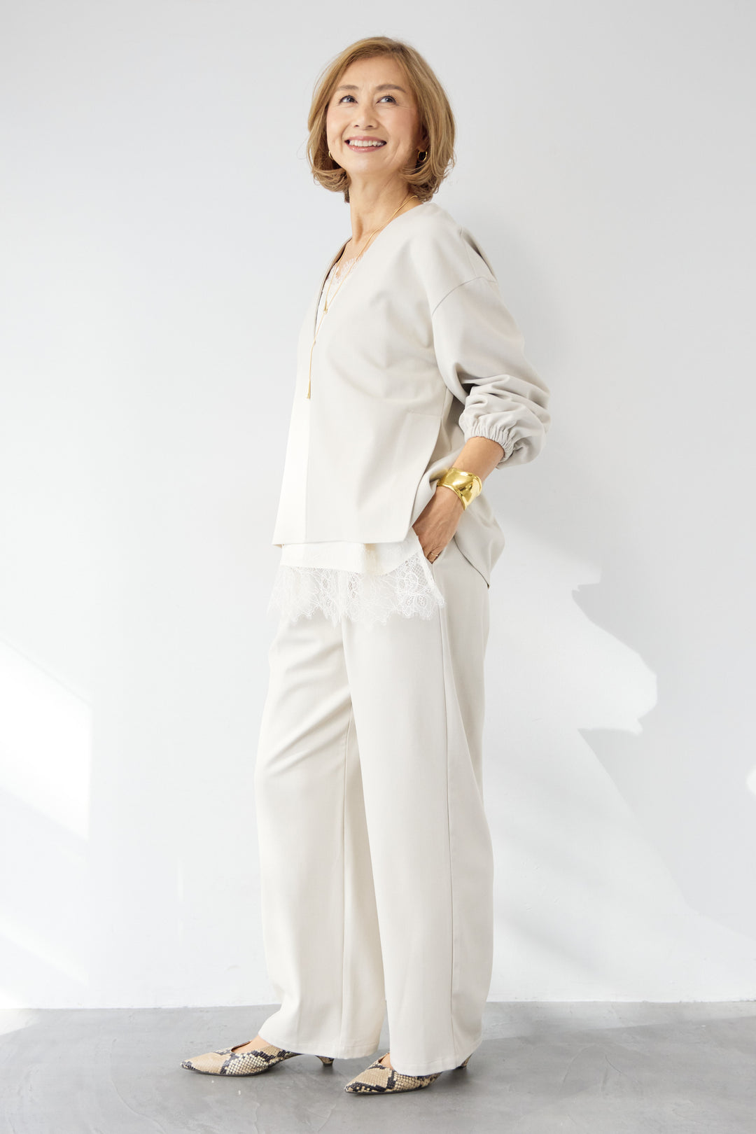 深Vネック・ボリュームスリーブプルオーバー