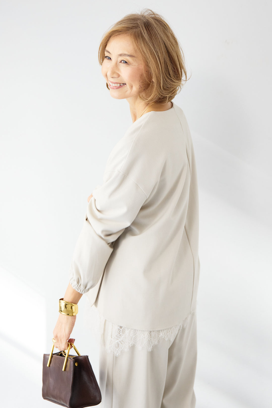 深Vネック・ボリュームスリーブプルオーバー