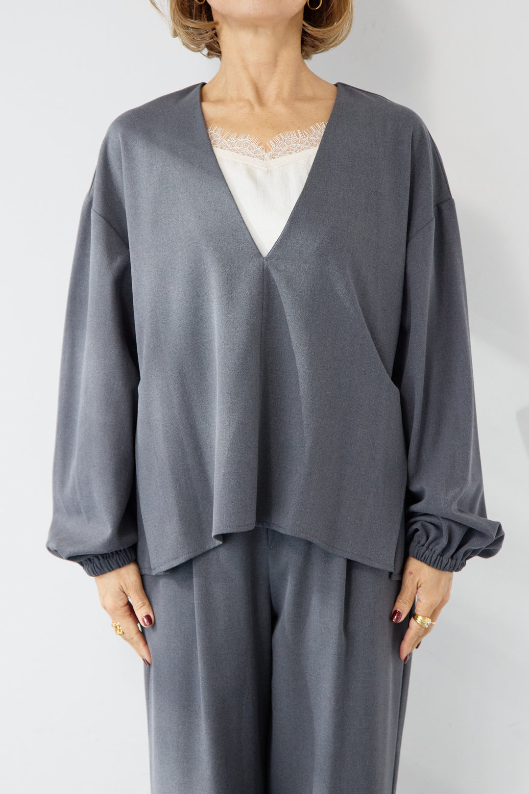 深Vネック・ボリュームスリーブプルオーバー