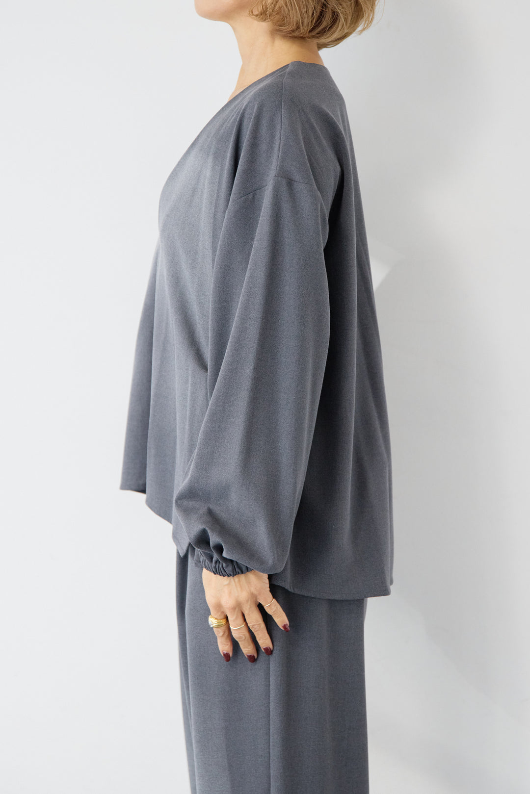 深Vネック・ボリュームスリーブプルオーバー