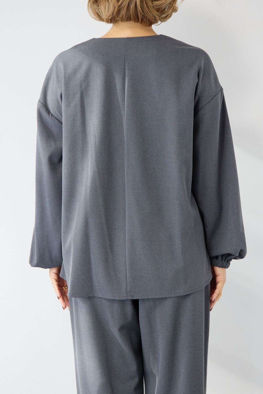 深Vネック・ボリュームスリーブプルオーバー