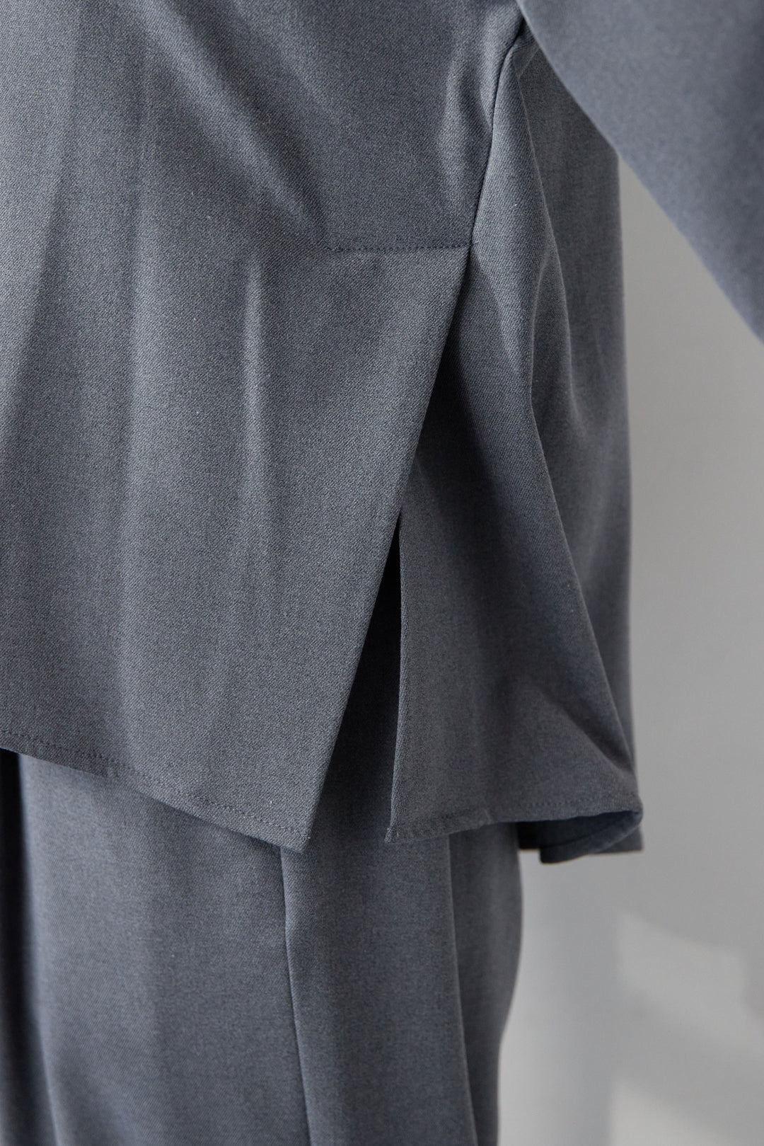 深Vネック・ボリュームスリーブプルオーバー