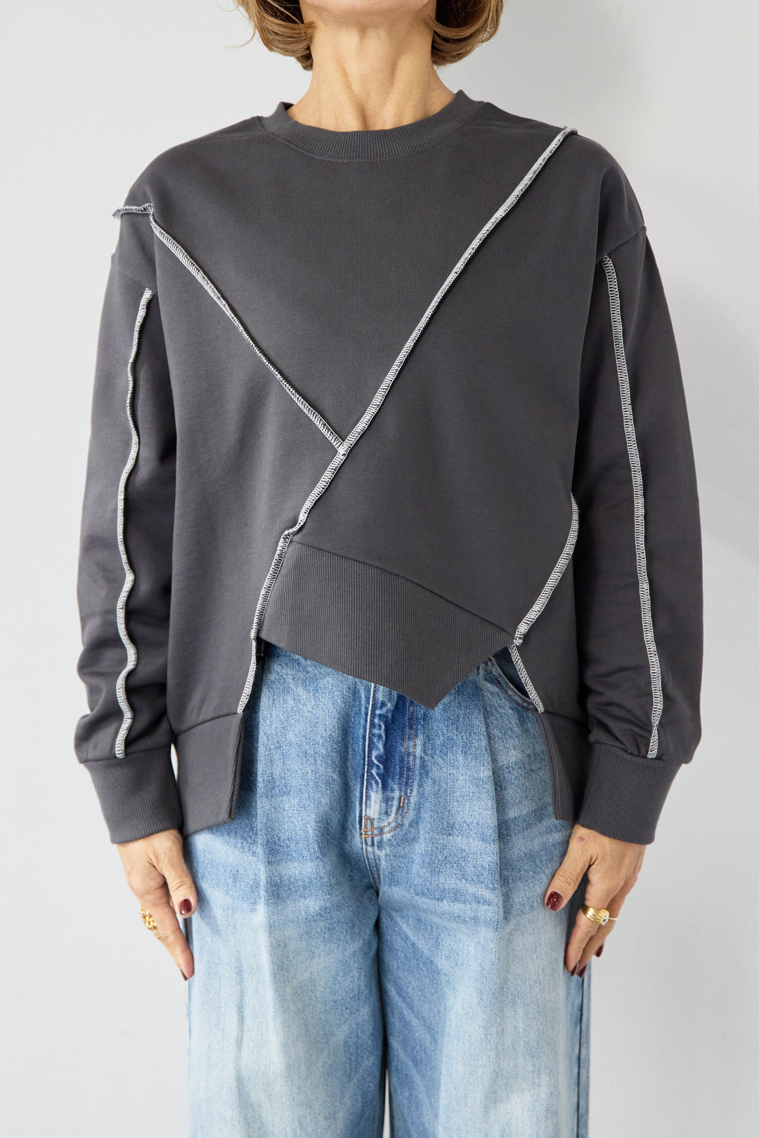 アウトシーム・配色ステッチプルオーバー