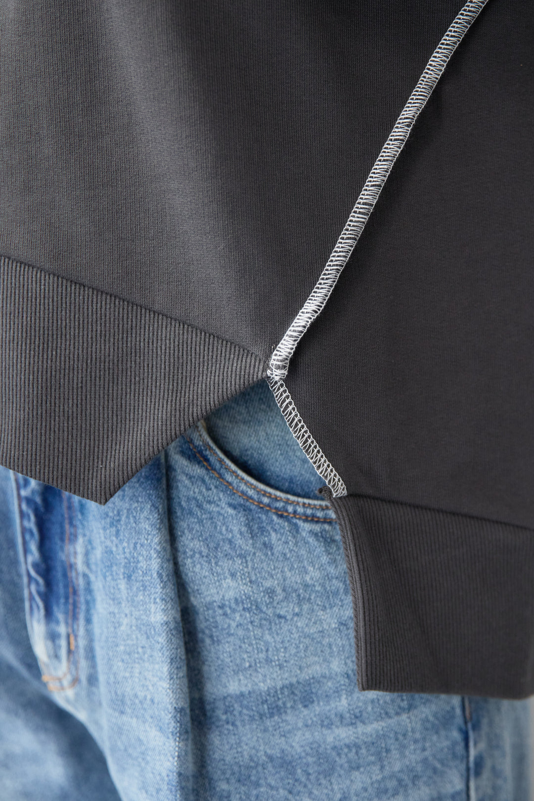 アウトシーム・配色ステッチプルオーバー