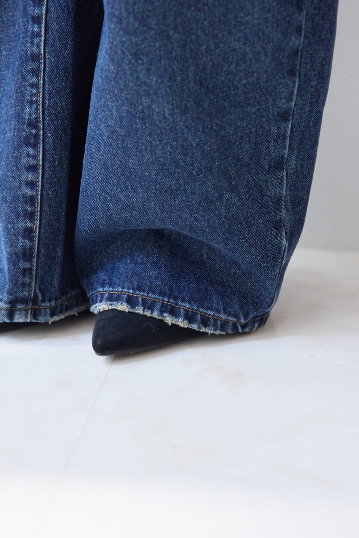 カーブデニムパンツ