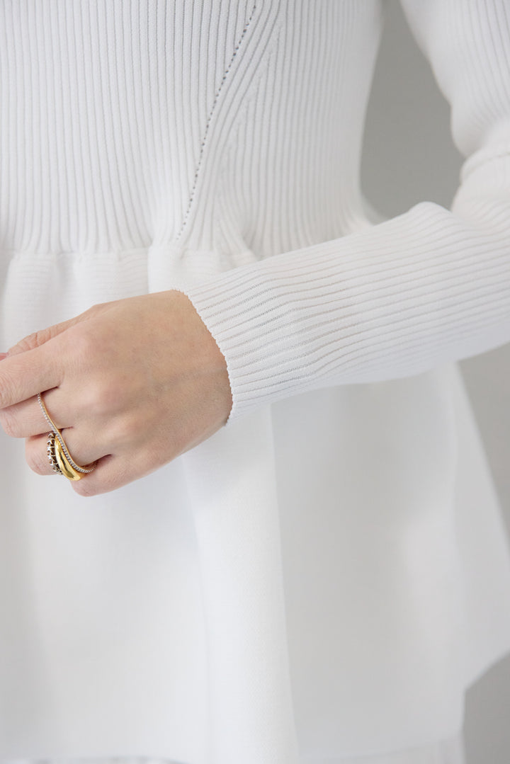 クルーネックペプラムニット