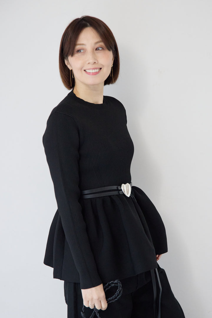クルーネックペプラムニット