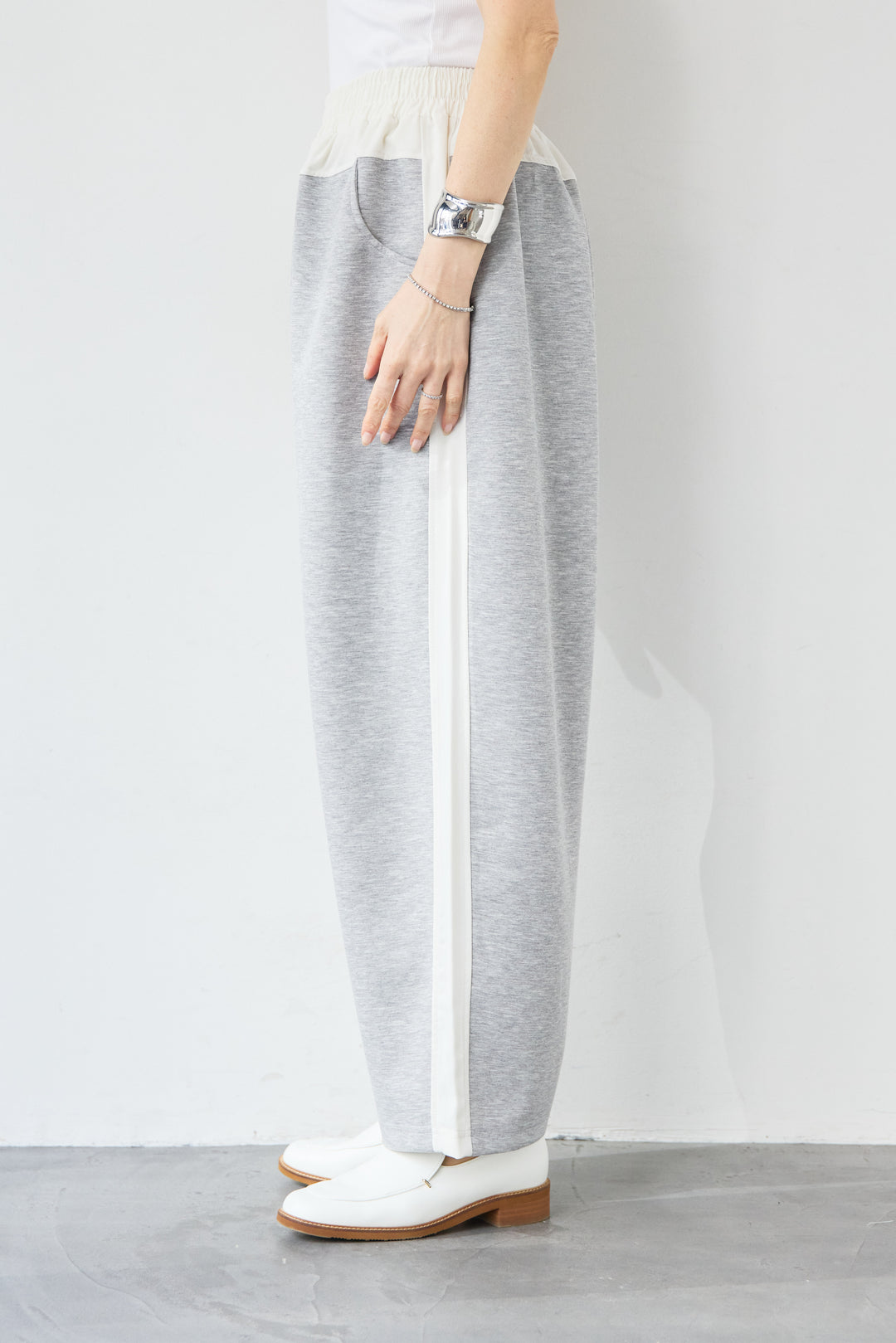 異素材切替サイドラインパンツ