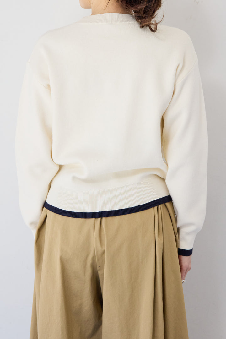 ロゴ刺繍ニットプルオーバー