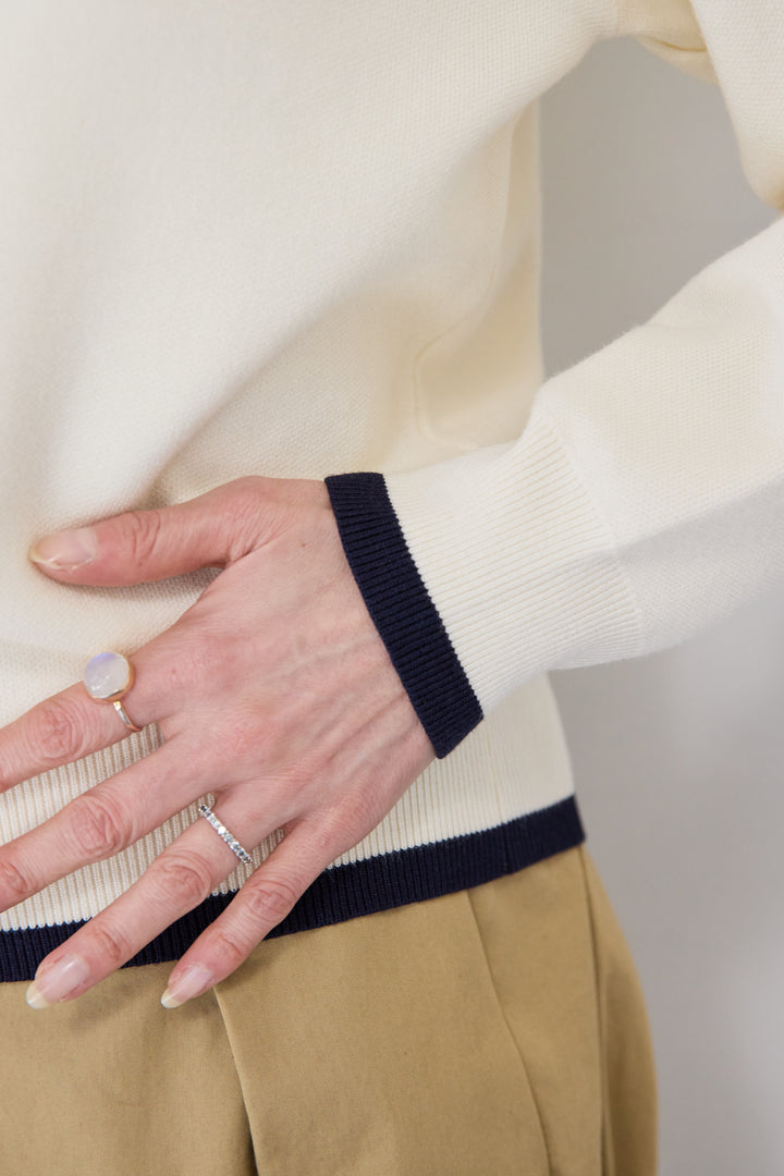 ロゴ刺繍ニットプルオーバー