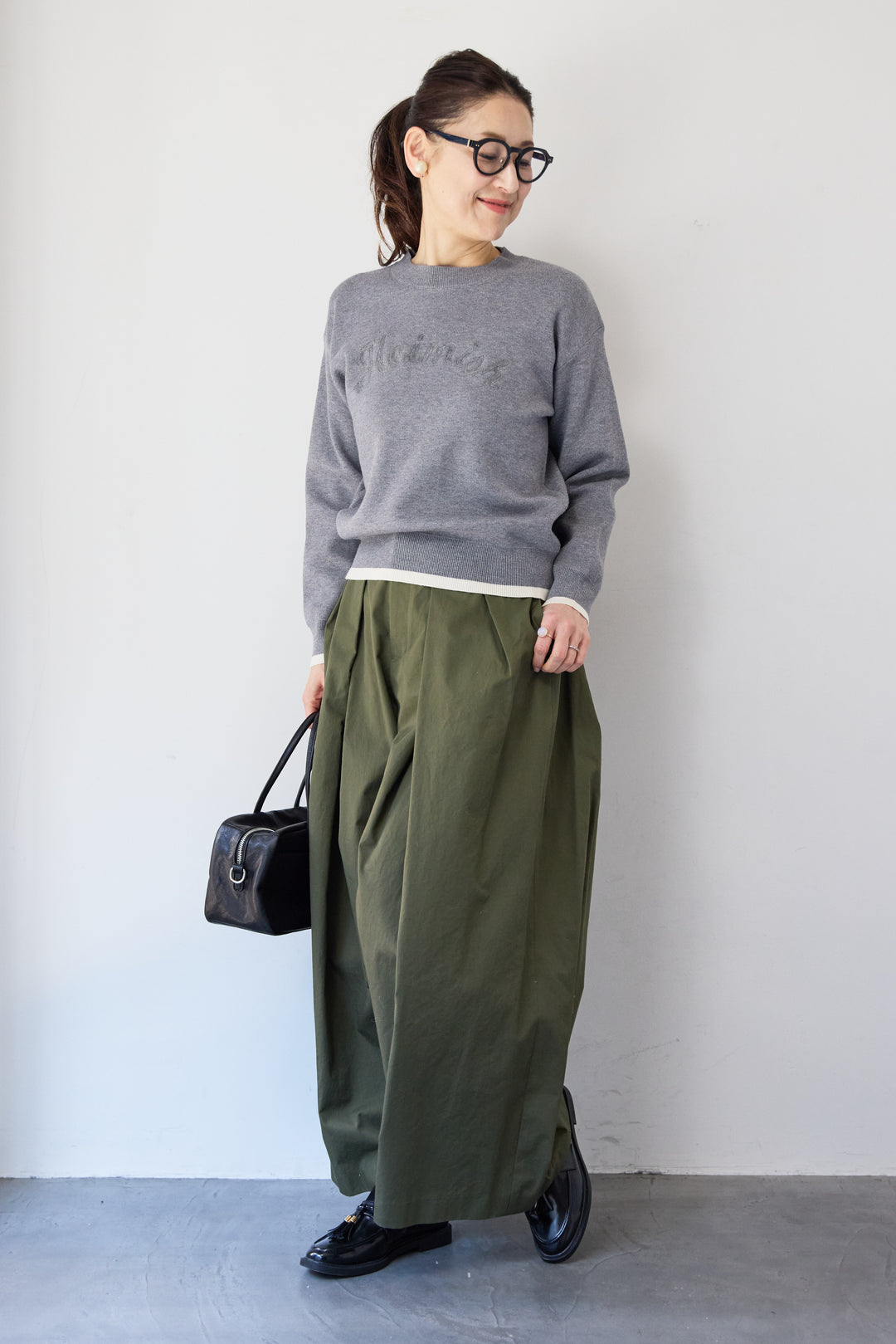 ロゴ刺繍ニットプルオーバー