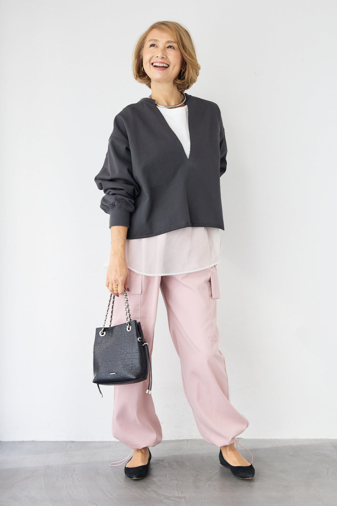 [SET]深Vネック ロゴ刺繍 ショートスウェットプルオーバー+ジョーゼットライク・カーゴジョガーパンツ(2set)