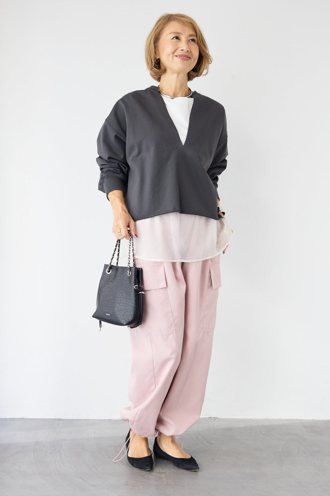 [SET]深Vネック ロゴ刺繍 ショートスウェットプルオーバー+ジョーゼットライク・カーゴジョガーパンツ(2set)