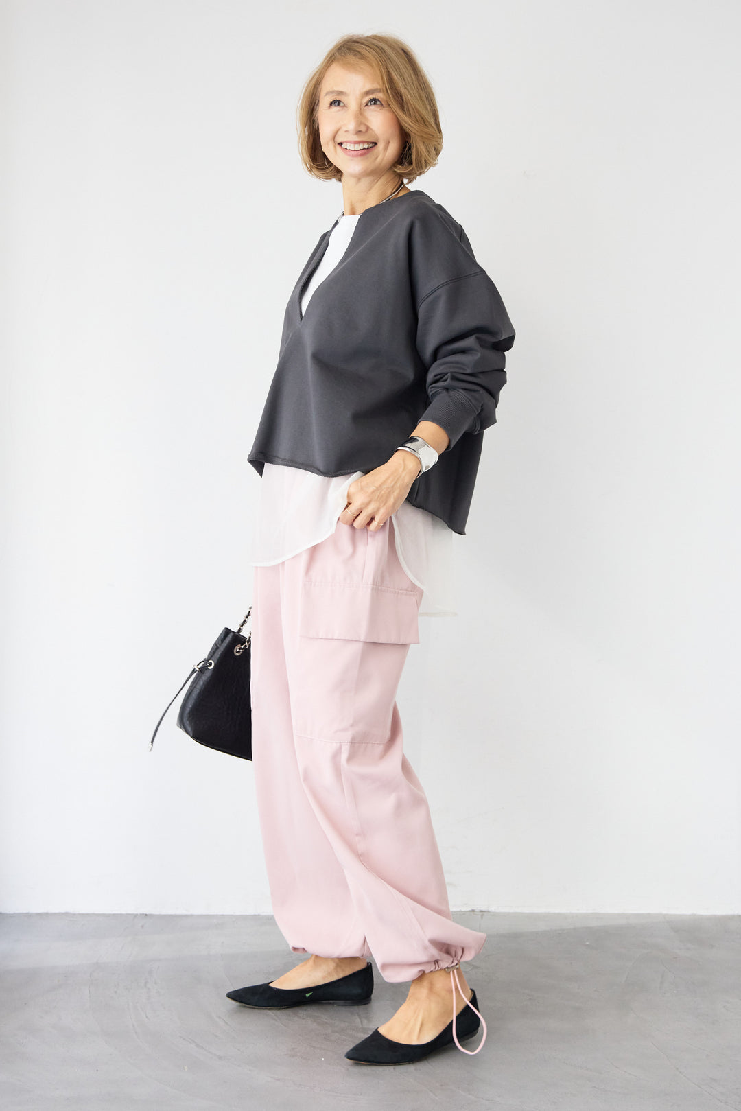 [SET]深Vネック ロゴ刺繍 ショートスウェットプルオーバー+ジョーゼットライク・カーゴジョガーパンツ(2set)