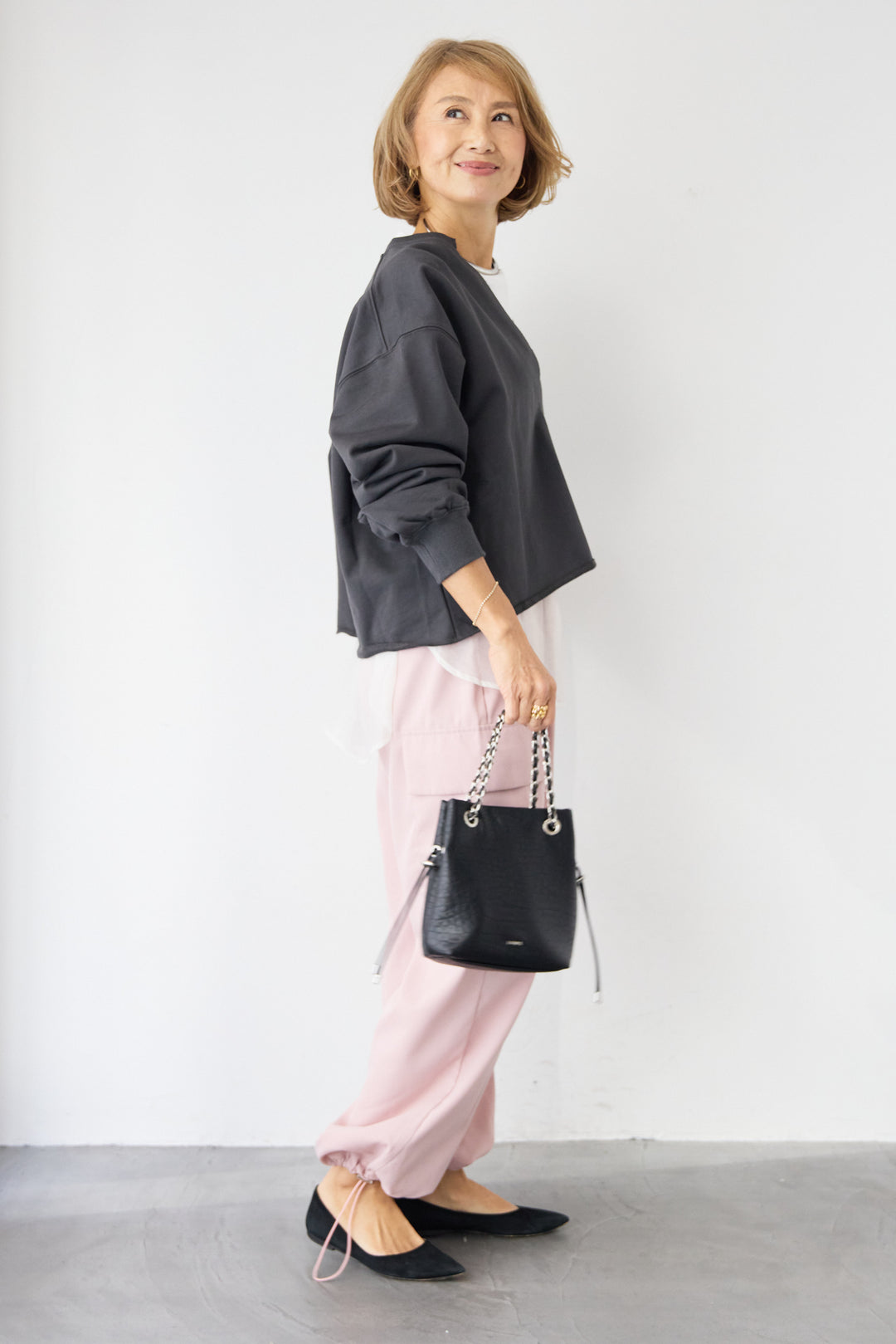 [SET]深Vネック ロゴ刺繍 ショートスウェットプルオーバー+ジョーゼットライク・カーゴジョガーパンツ(2set)