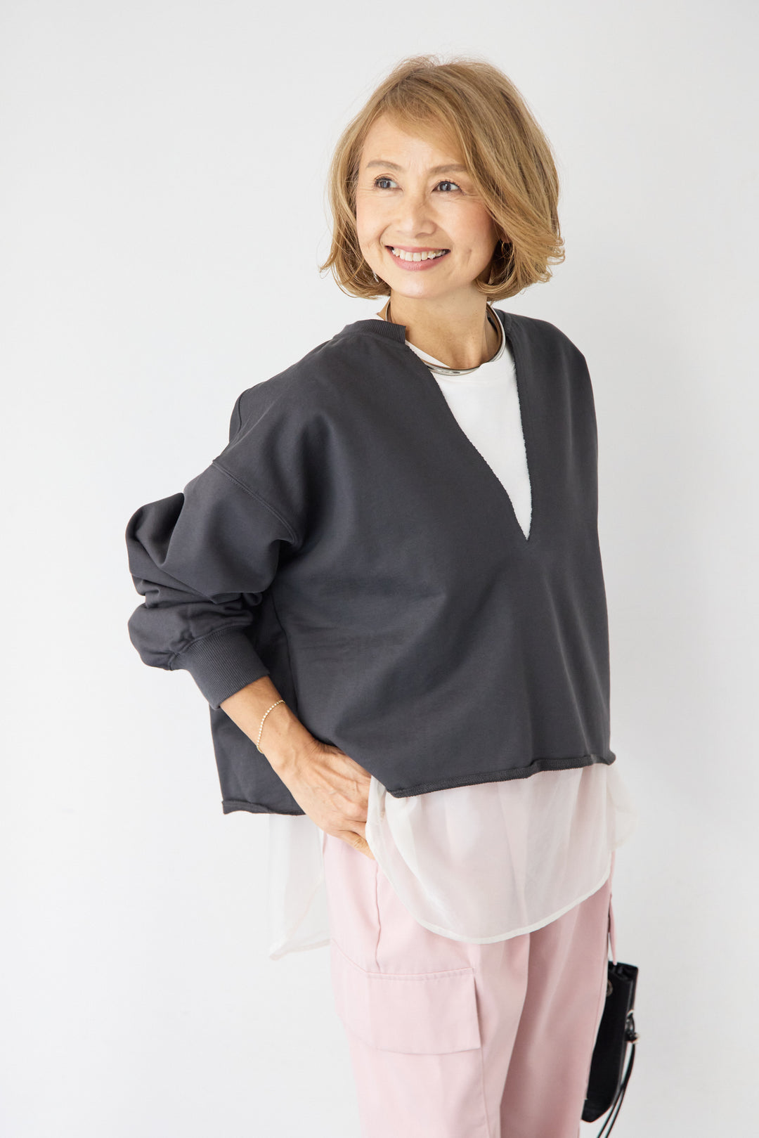 [SET]深Vネック ロゴ刺繍 ショートスウェットプルオーバー+ジョーゼットライク・カーゴジョガーパンツ(2set)