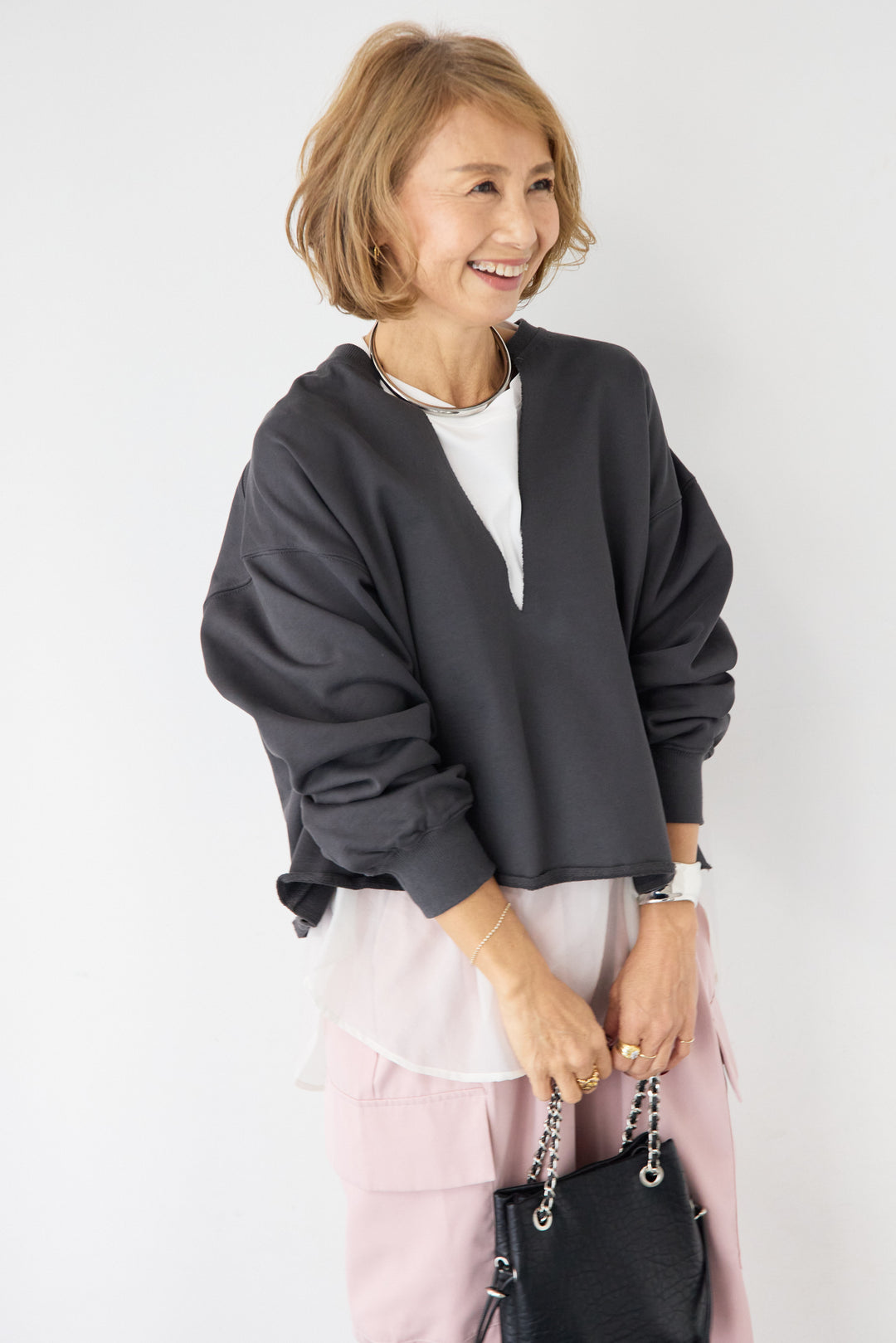 [SET]深Vネック ロゴ刺繍 ショートスウェットプルオーバー+ジョーゼットライク・カーゴジョガーパンツ(2set)