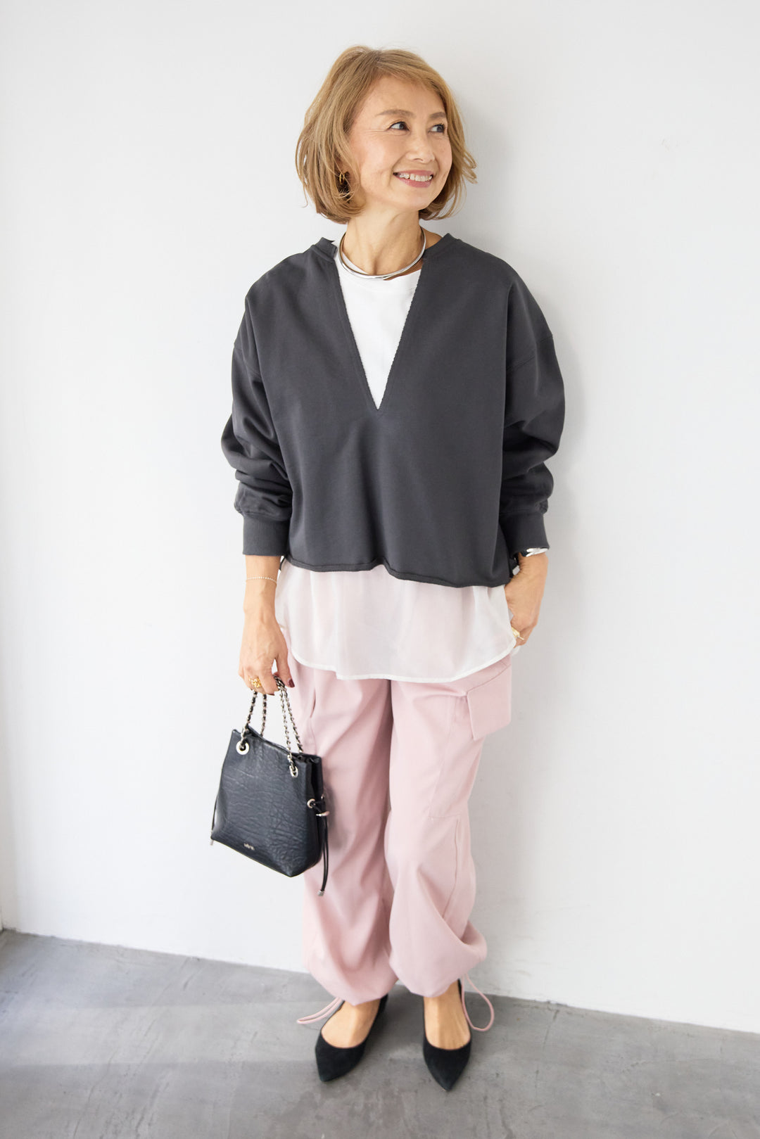 [SET]深Vネック ロゴ刺繍 ショートスウェットプルオーバー+ジョーゼットライク・カーゴジョガーパンツ(2set)