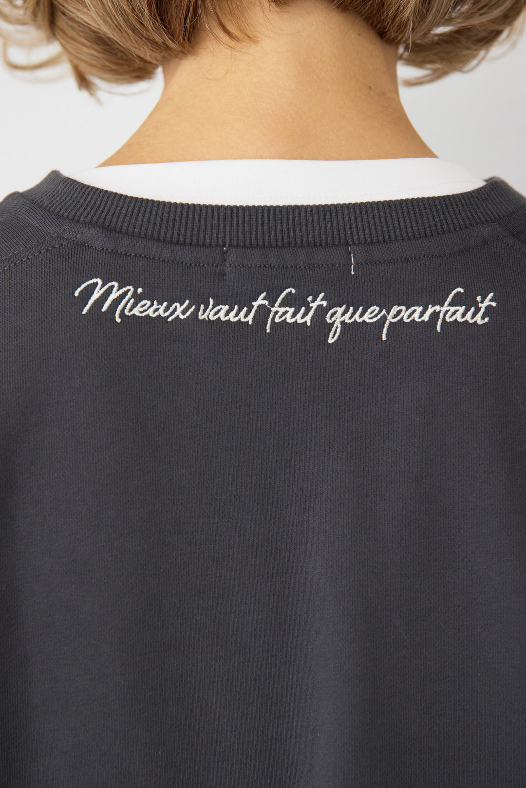 [SET]深Vネック ロゴ刺繍 ショートスウェットプルオーバー+ジョーゼットライク・カーゴジョガーパンツ(2set)