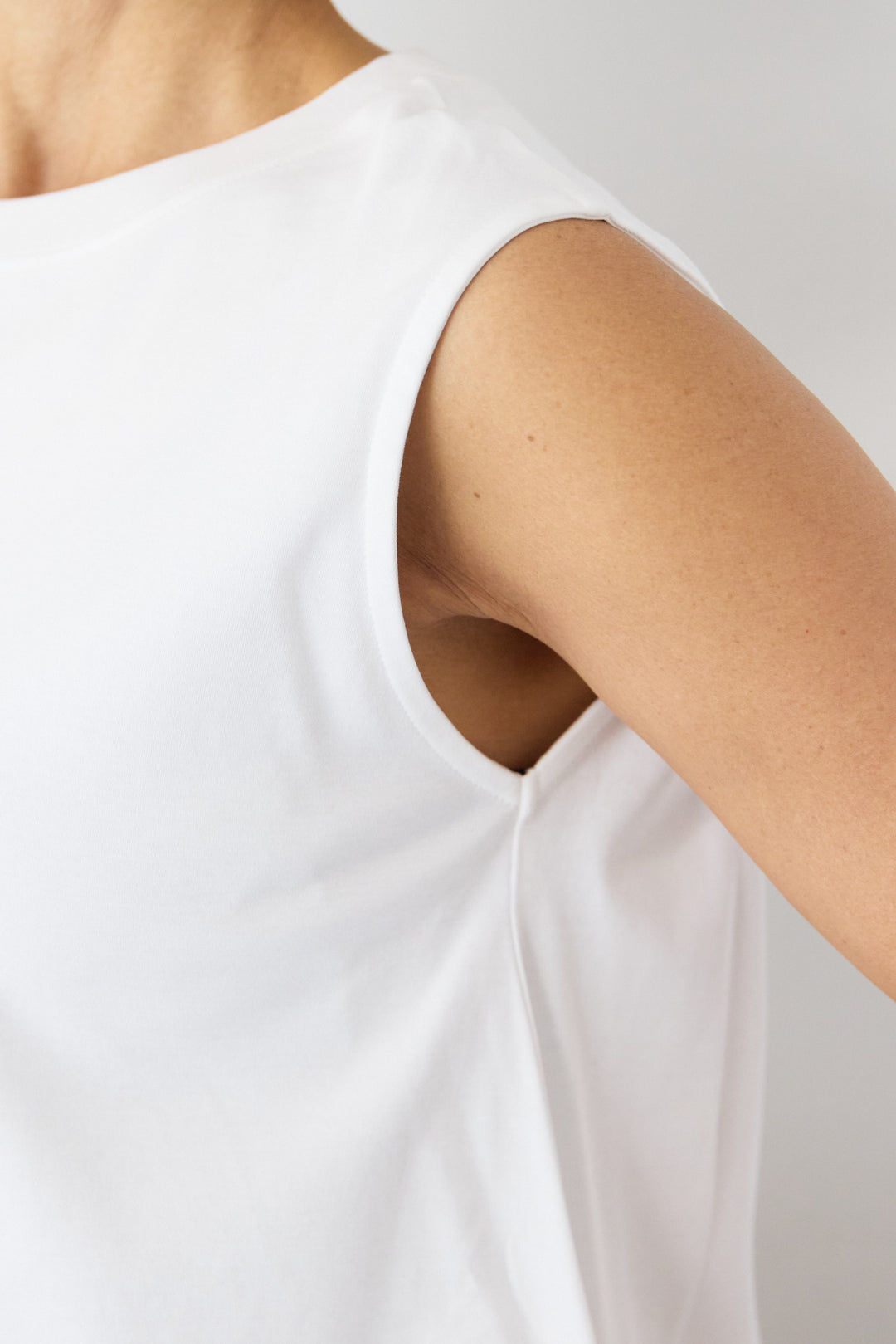 [SET]深Vネック ロゴ刺繍 ショートスウェットプルオーバー+ジョーゼットライク・カーゴジョガーパンツ(2set)