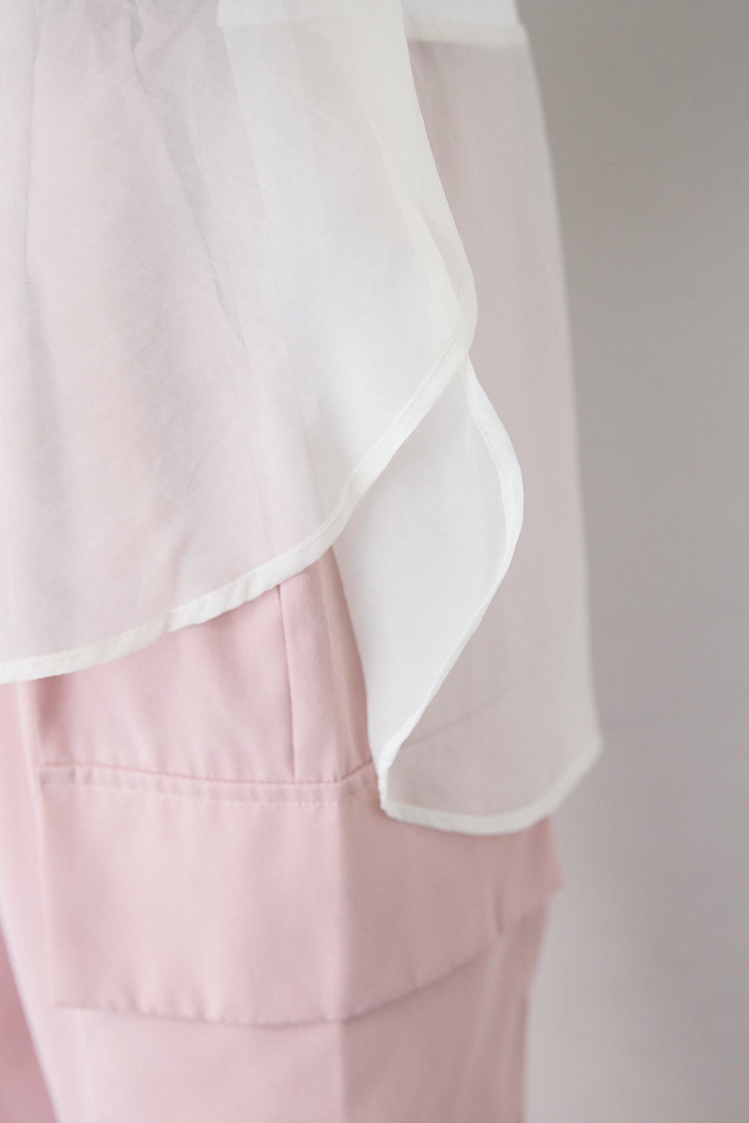 [SET]深Vネック ロゴ刺繍 ショートスウェットプルオーバー+ジョーゼットライク・カーゴジョガーパンツ(2set)