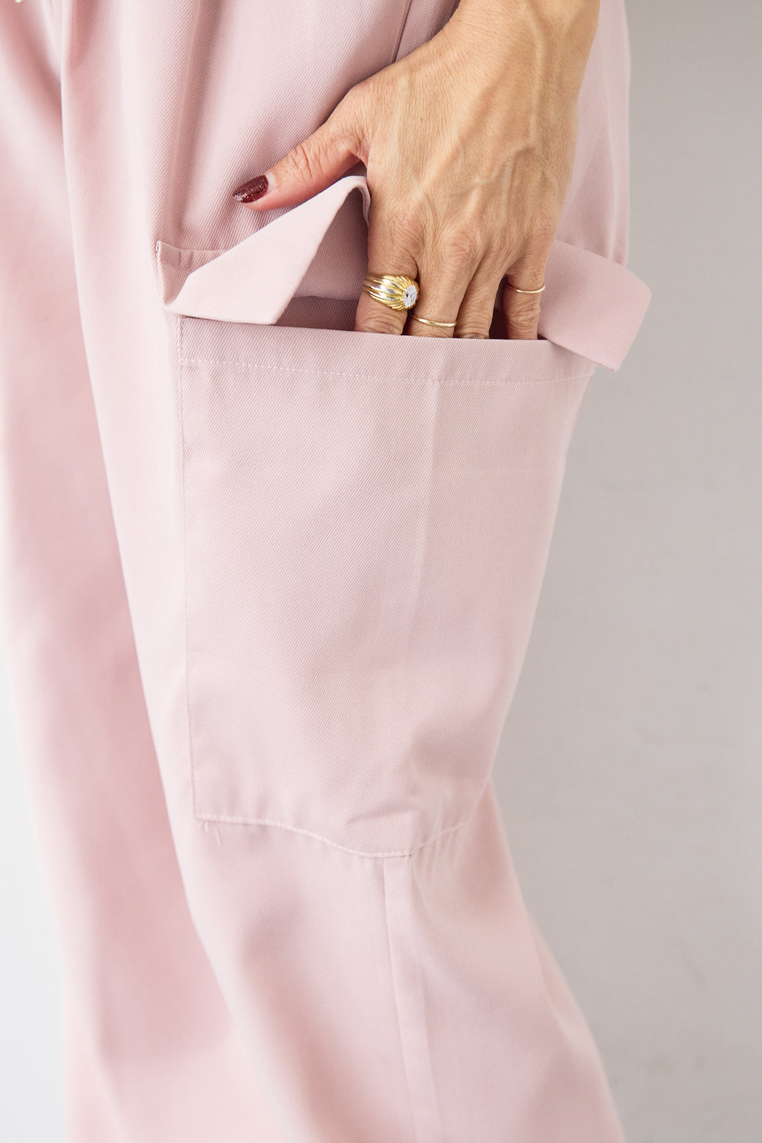 [SET]深Vネック ロゴ刺繍 ショートスウェットプルオーバー+ジョーゼットライク・カーゴジョガーパンツ(2set)