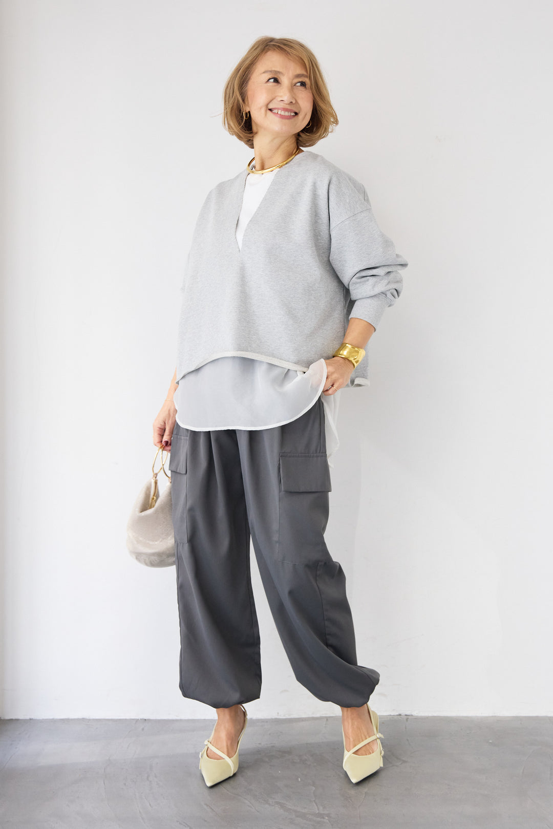 [SET]深Vネック ロゴ刺繍 ショートスウェットプルオーバー+ジョーゼットライク・カーゴジョガーパンツ(2set)