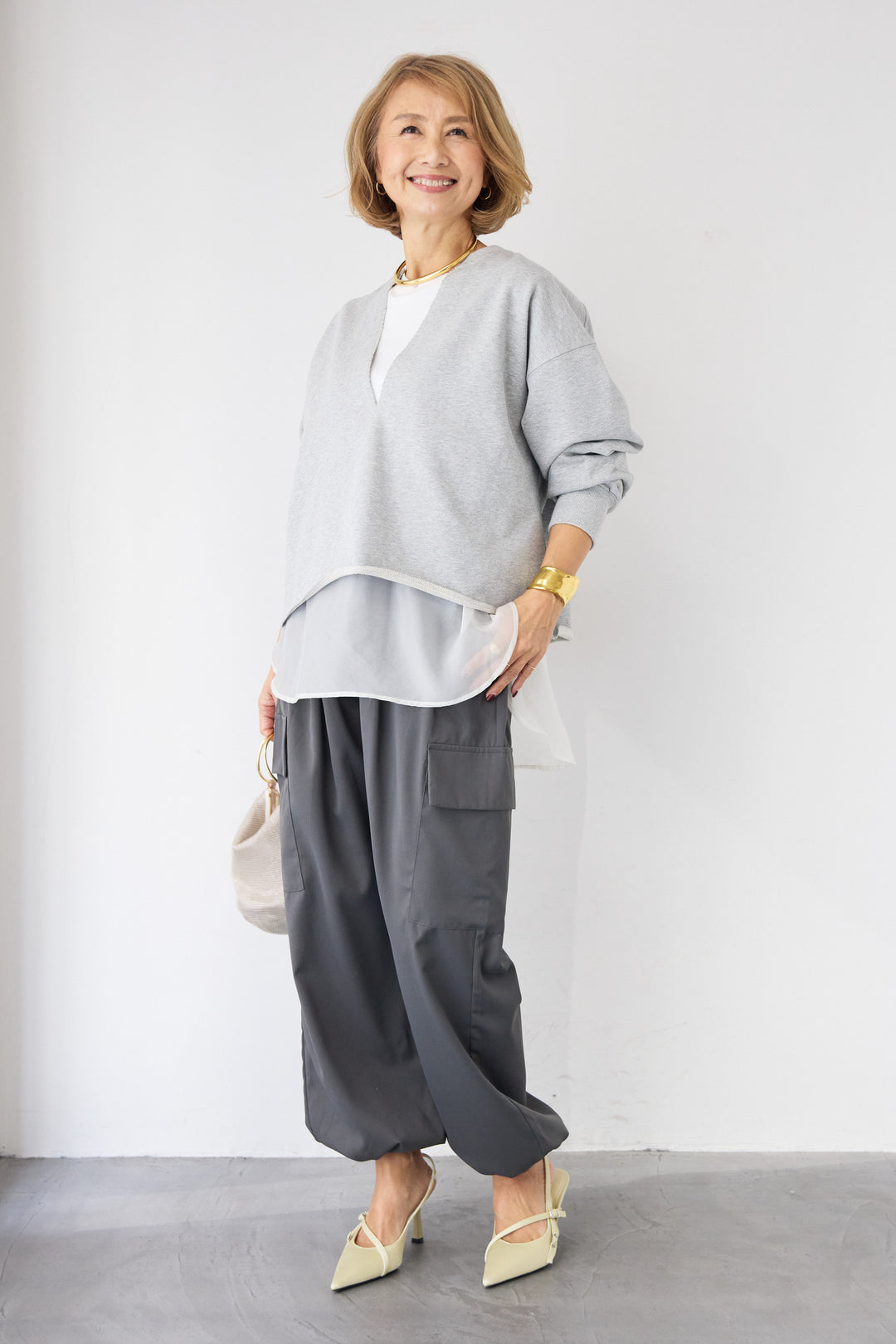 [SET]深Vネック ロゴ刺繍 ショートスウェットプルオーバー+ジョーゼットライク・カーゴジョガーパンツ(2set)