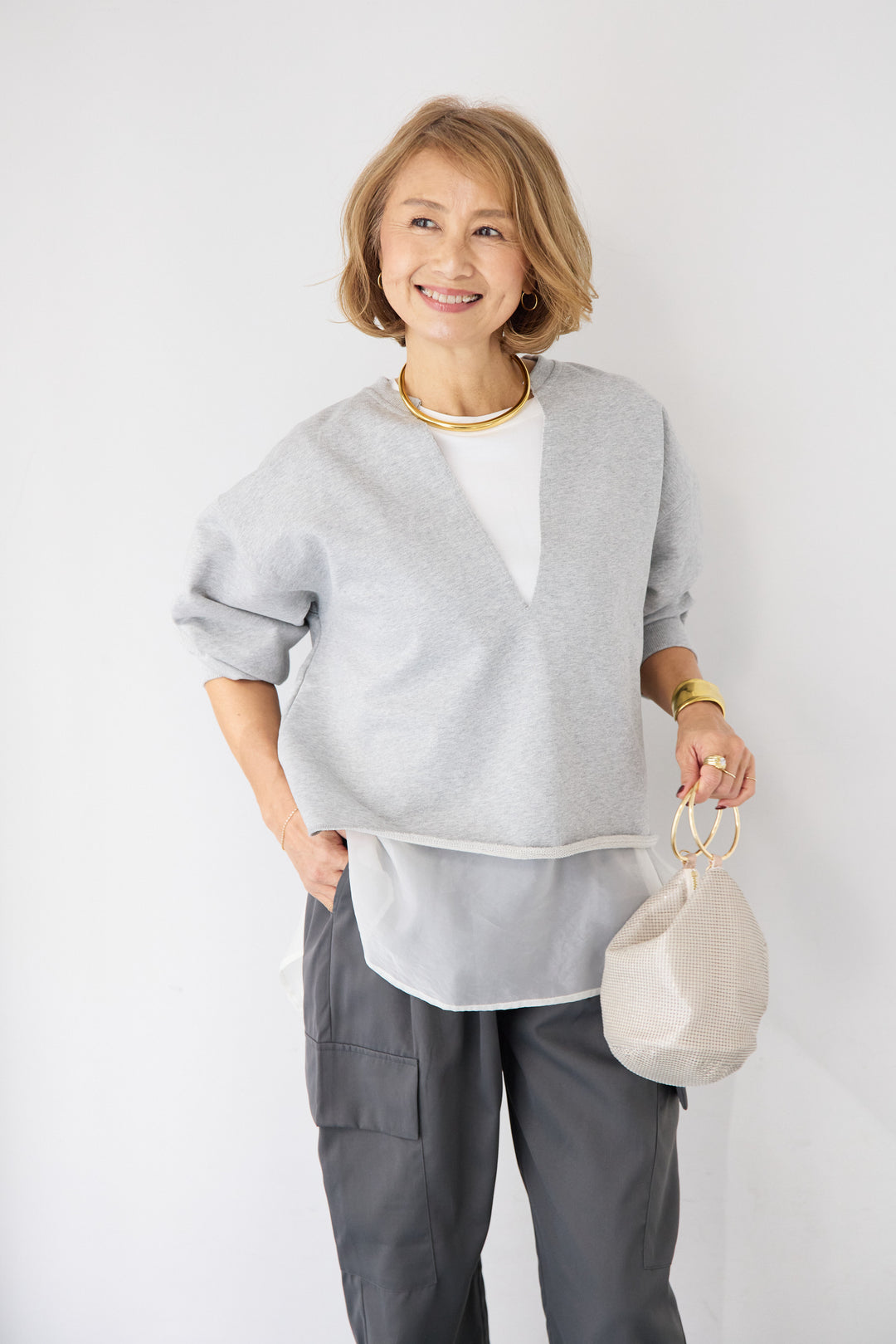 [SET]深Vネック ロゴ刺繍 ショートスウェットプルオーバー+ジョーゼットライク・カーゴジョガーパンツ(2set)