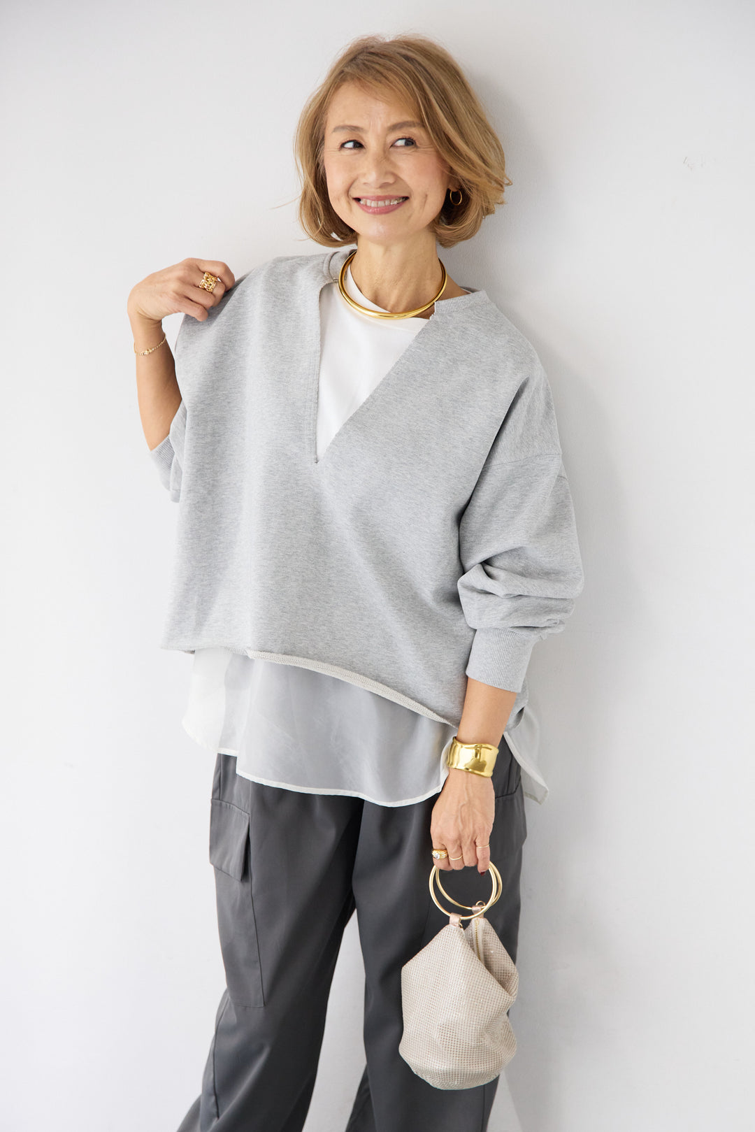 [SET]深Vネック ロゴ刺繍 ショートスウェットプルオーバー+ジョーゼットライク・カーゴジョガーパンツ(2set)