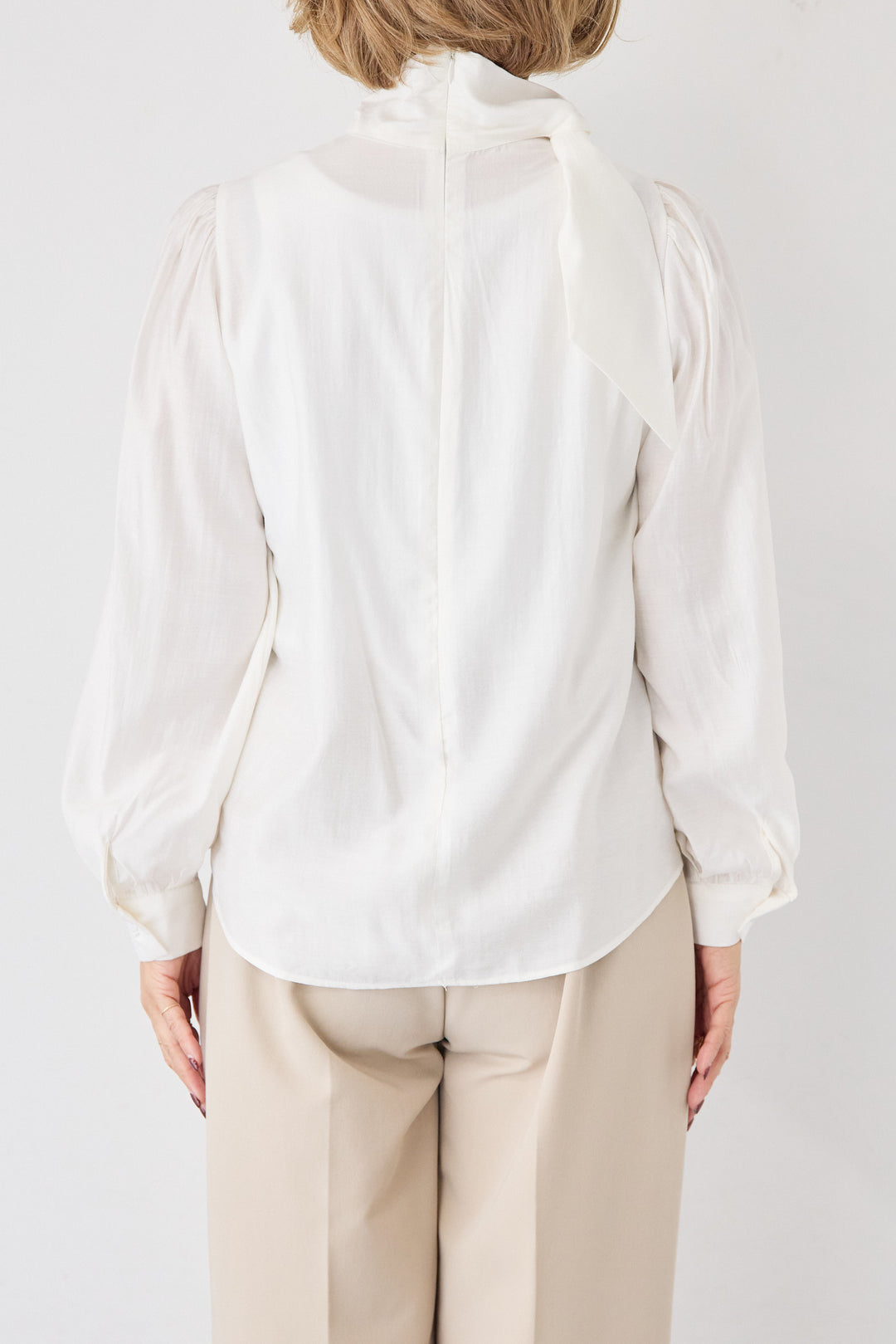 ボウタイ風ハイネック ボリュームスリーブブラウス