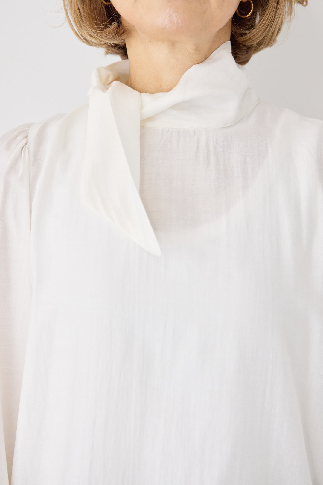 ボウタイ風ハイネック ボリュームスリーブブラウス