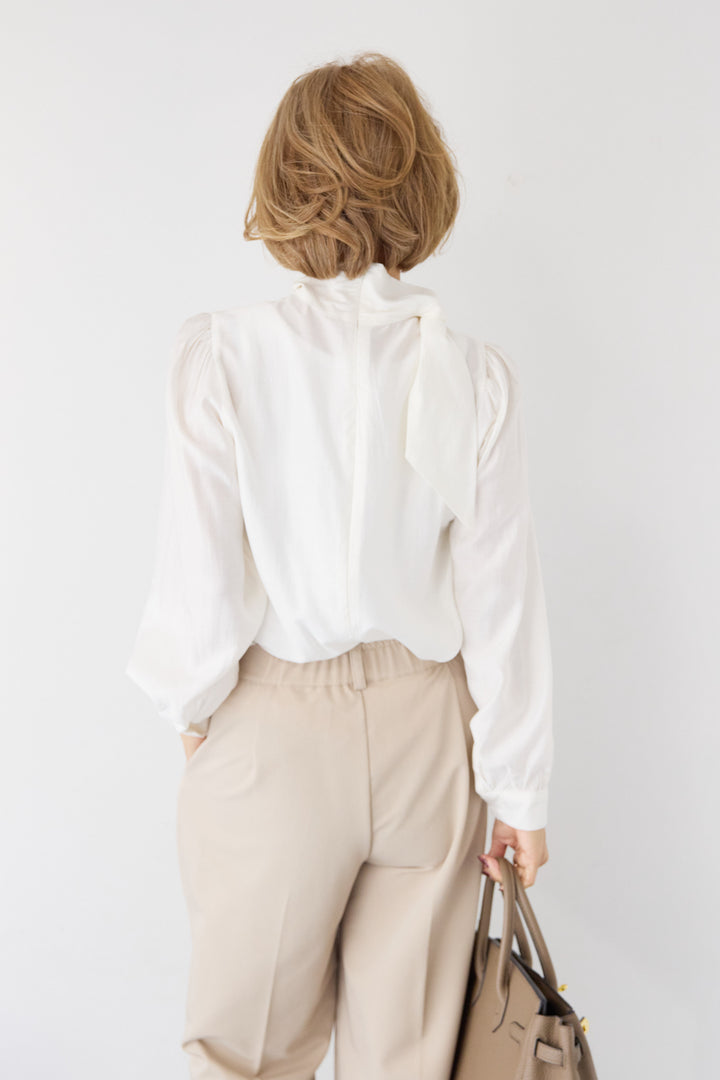 ボウタイ風ハイネック ボリュームスリーブブラウス