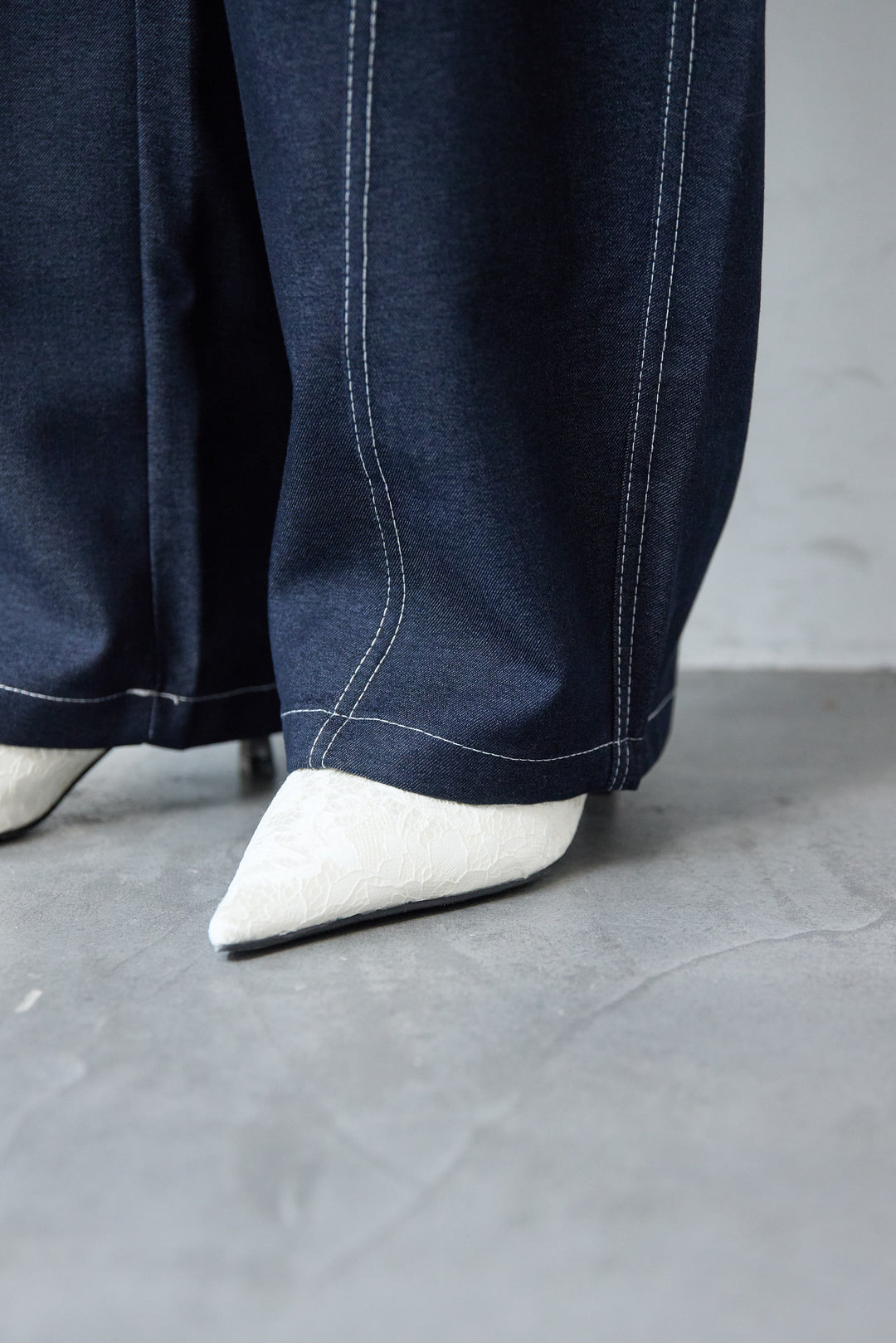 配色ステッチ・カーブデニムパンツ