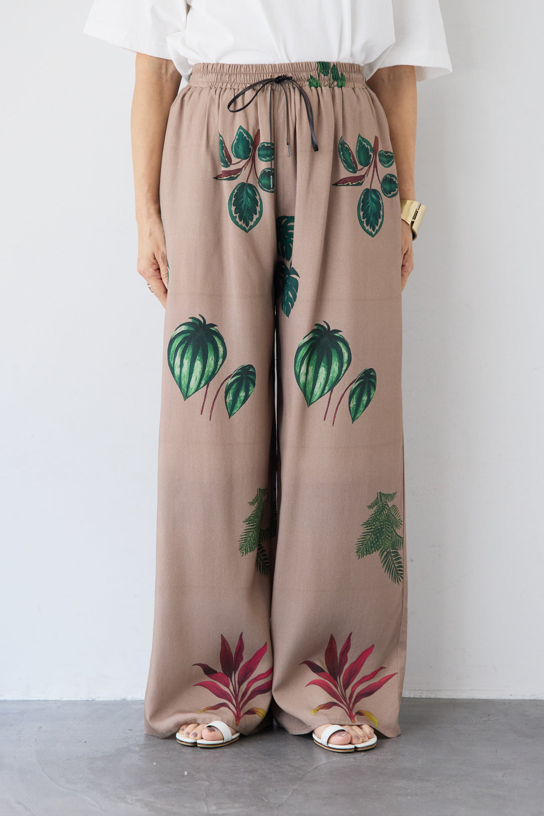 ボタニカルリーフ イージーワイドパンツ