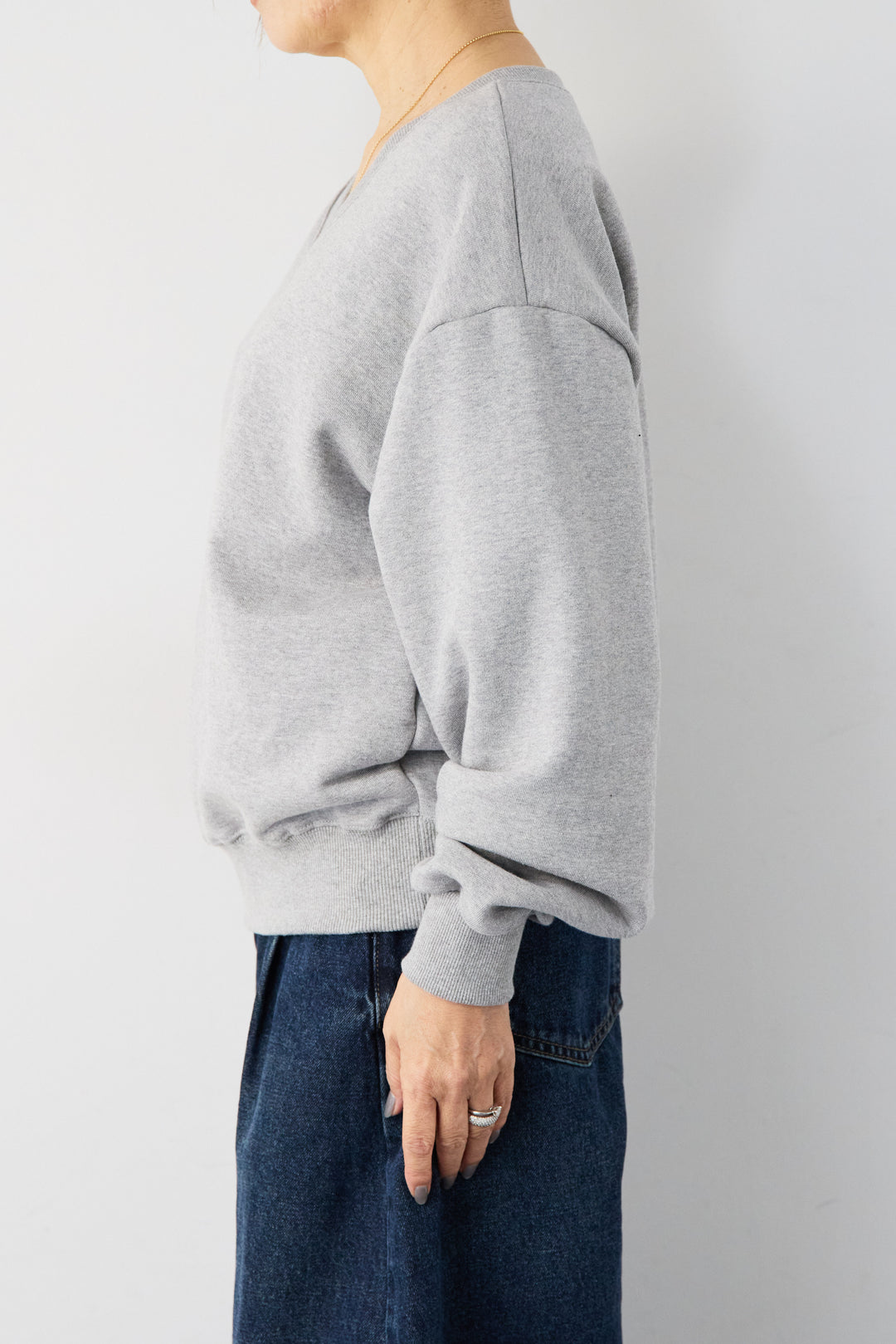 クロップド丈 Vネックスウェット