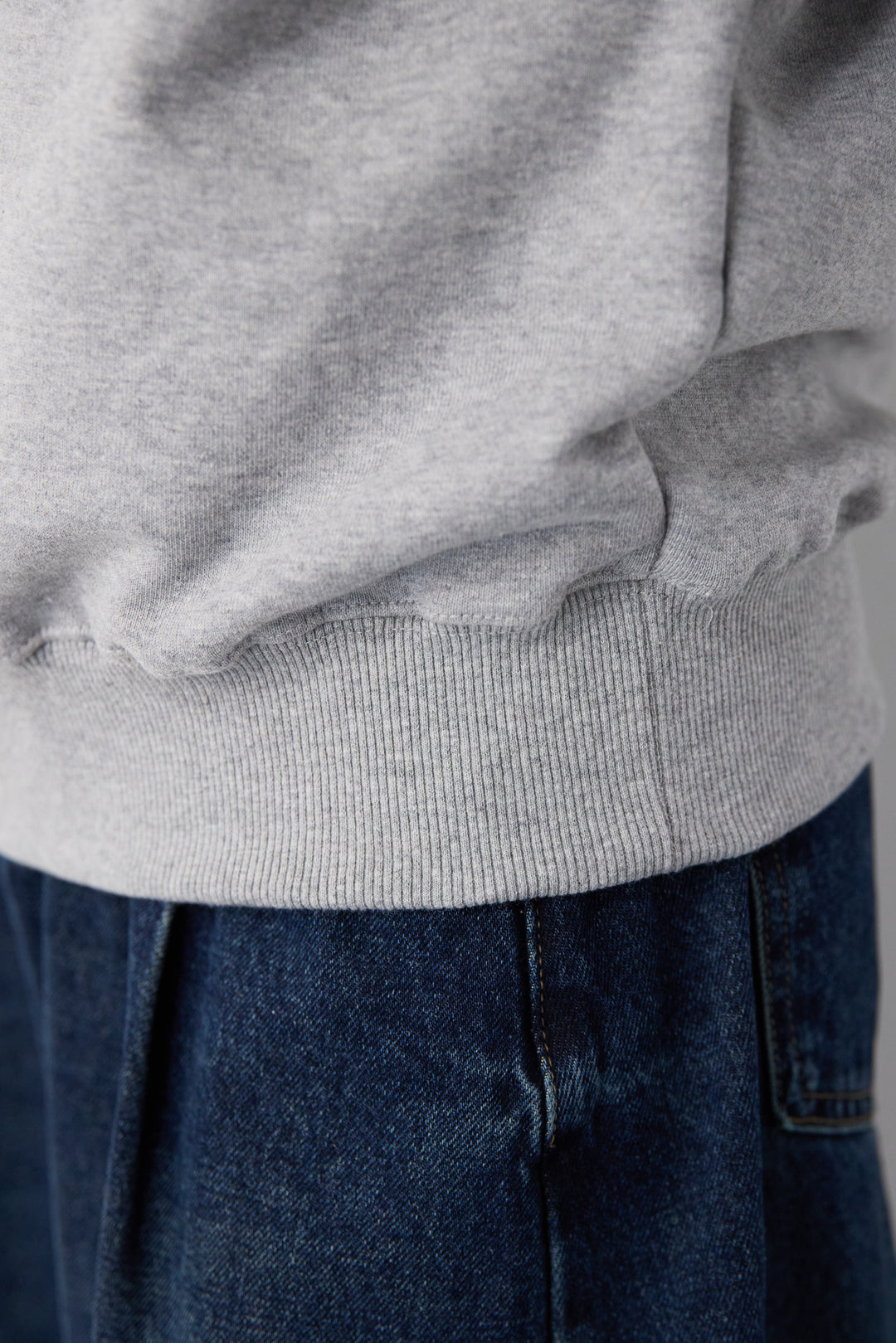 クロップド丈 Vネックスウェット