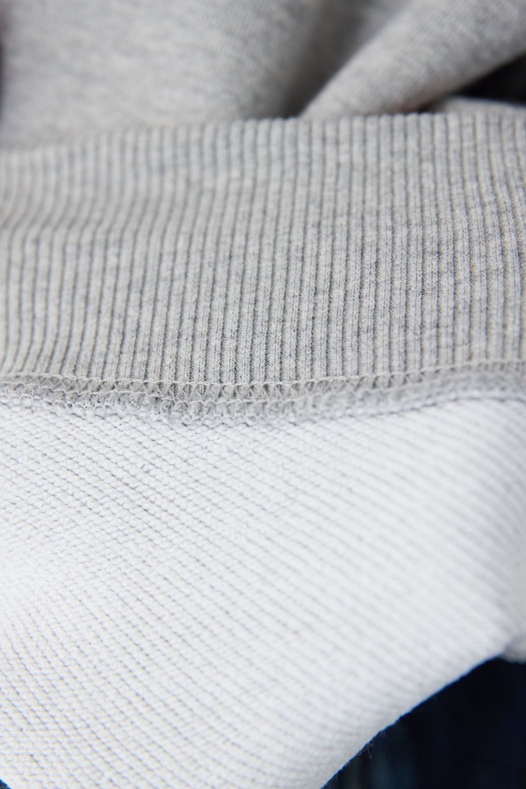 [SET]クロップド丈 Vネックスウェット+シルキーエリュール レースキャミソール(2set)