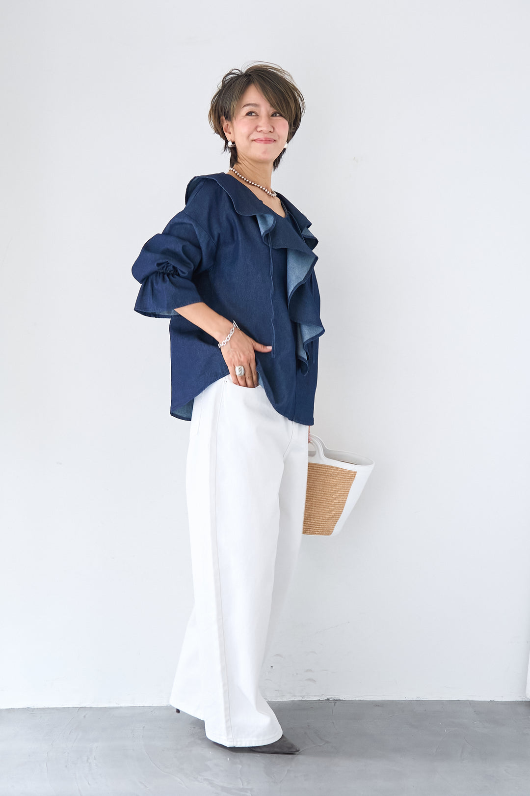 ラッフルカラー ライトデニムブラウス