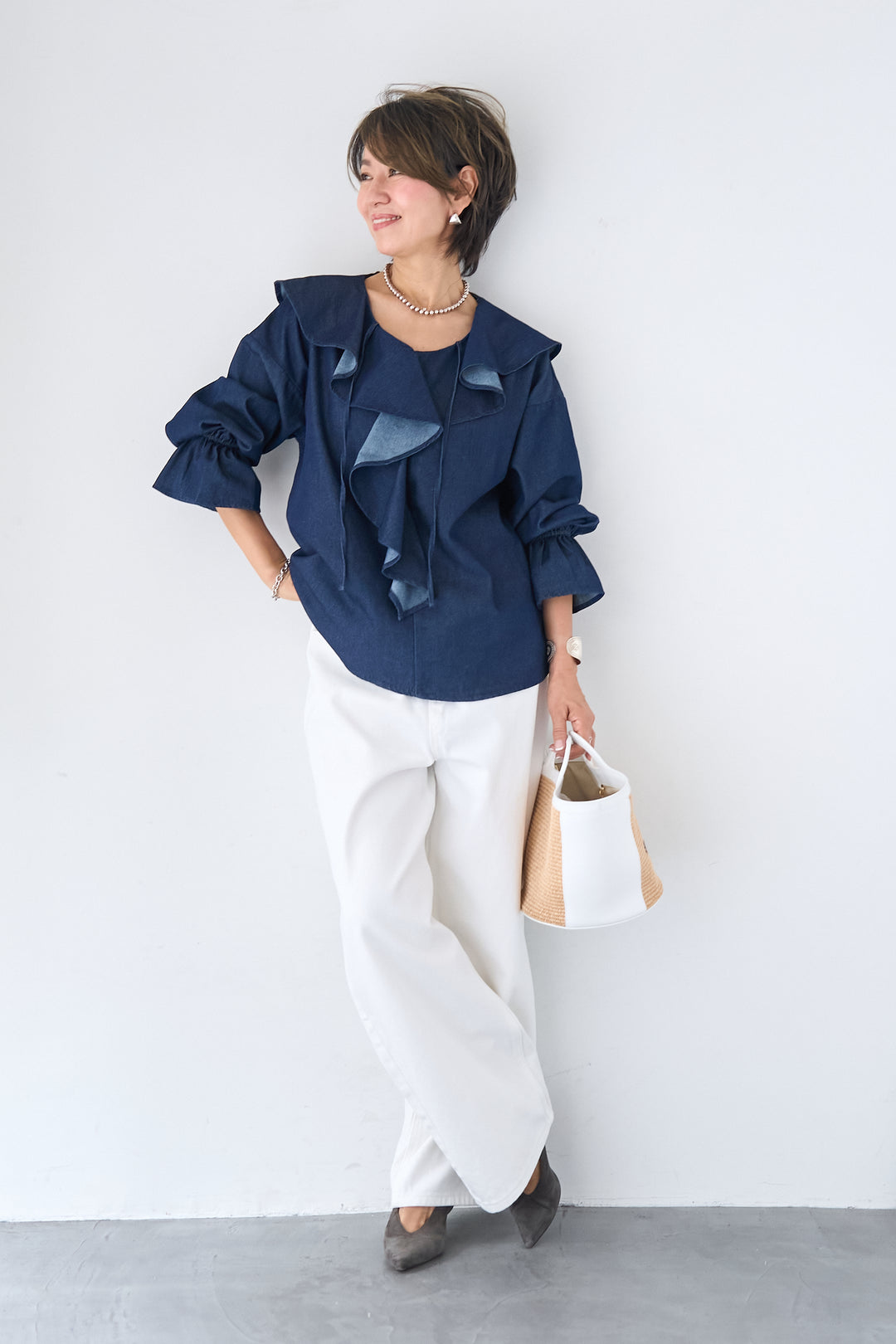 ラッフルカラー ライトデニムブラウス