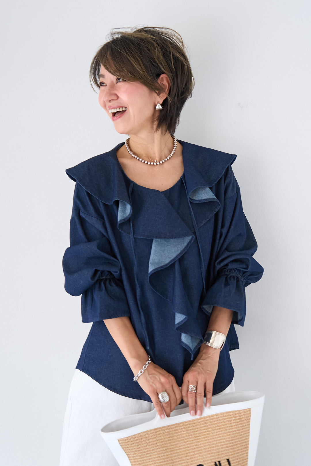 ラッフルカラー ライトデニムブラウス