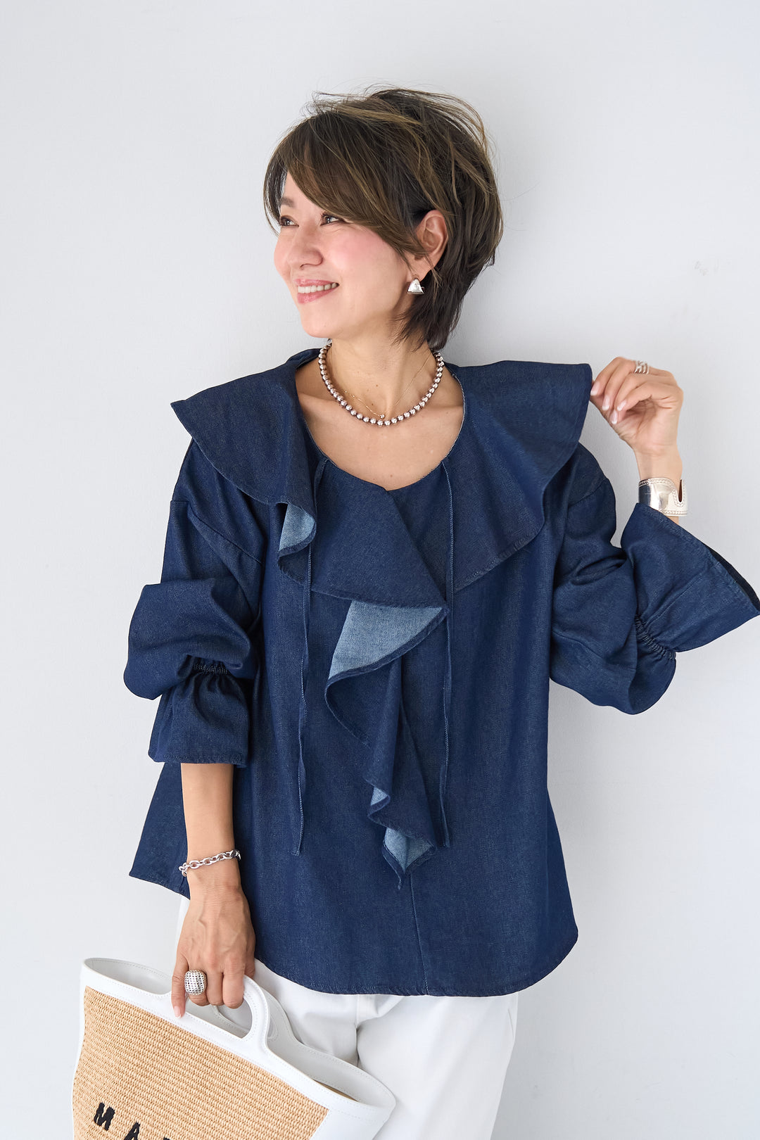 ラッフルカラー ライトデニムブラウス