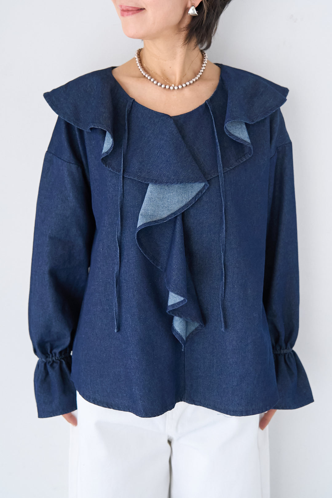 ラッフルカラー ライトデニムブラウス