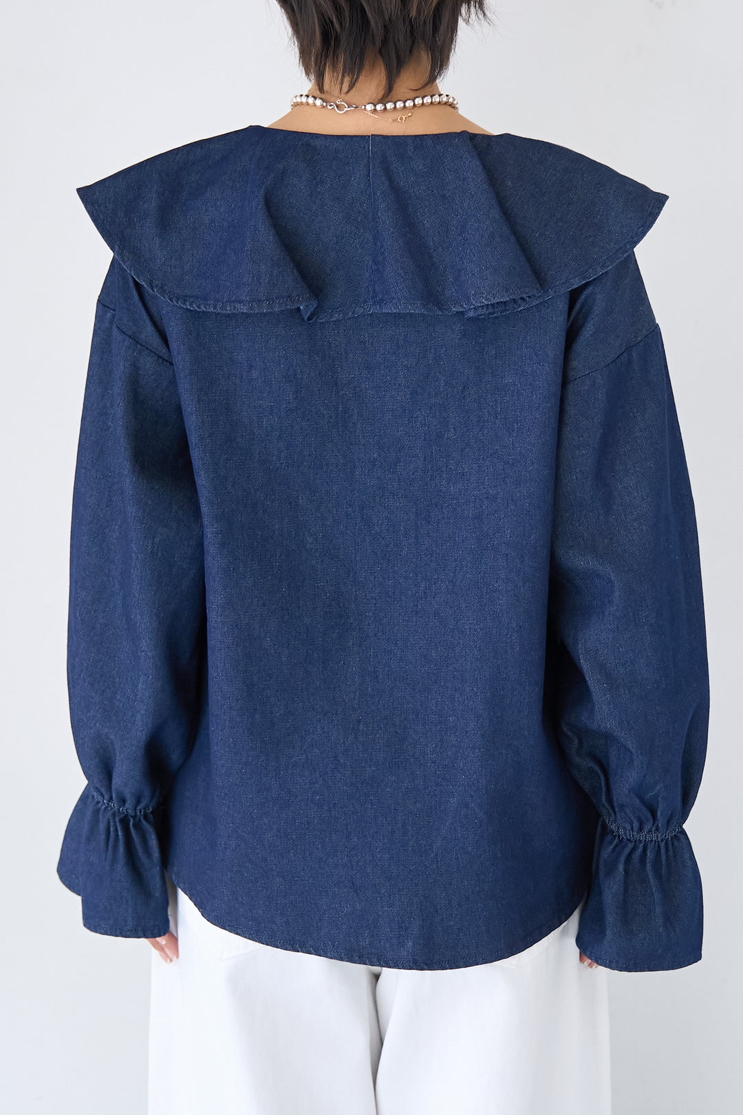 ラッフルカラー ライトデニムブラウス