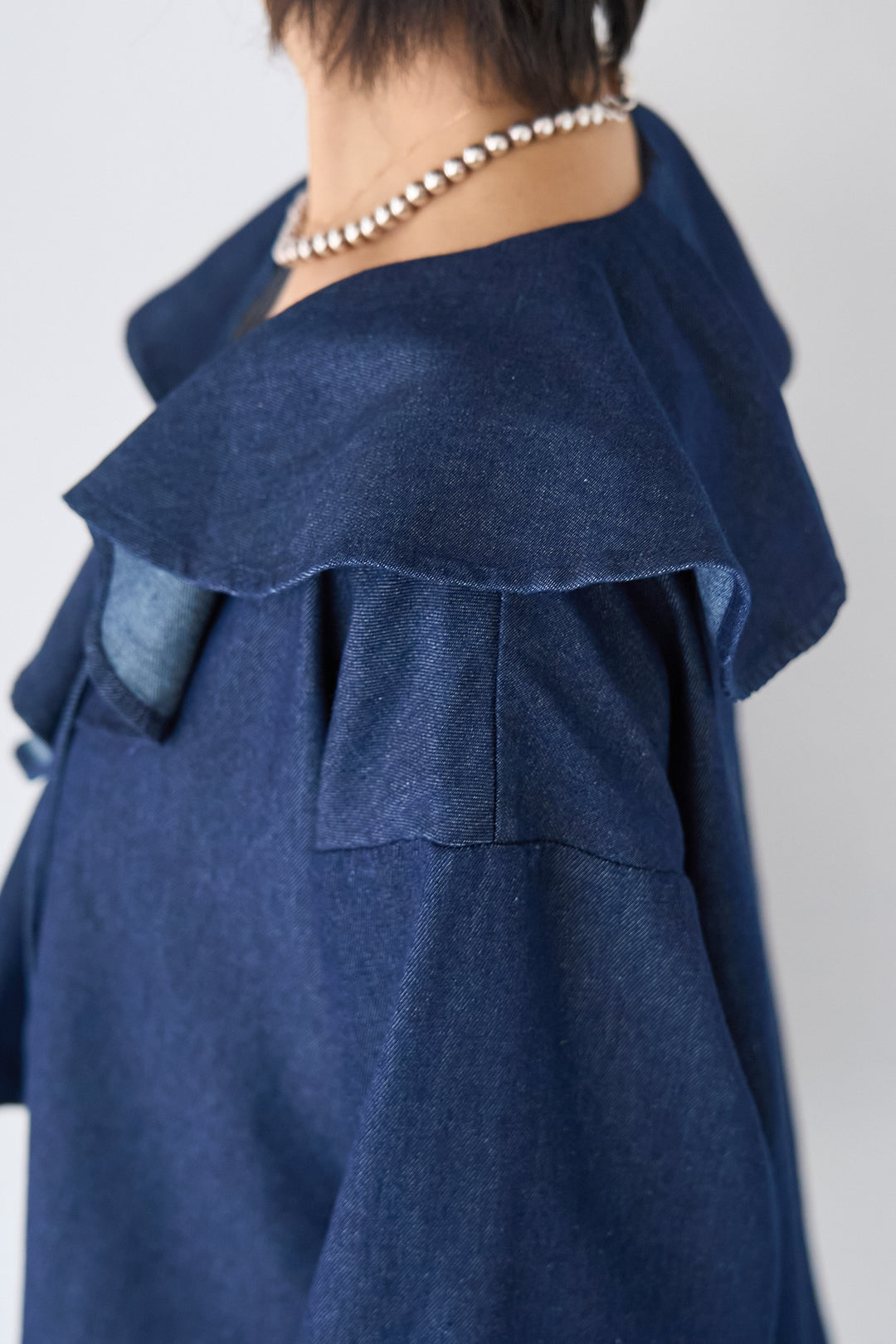 ラッフルカラー ライトデニムブラウス