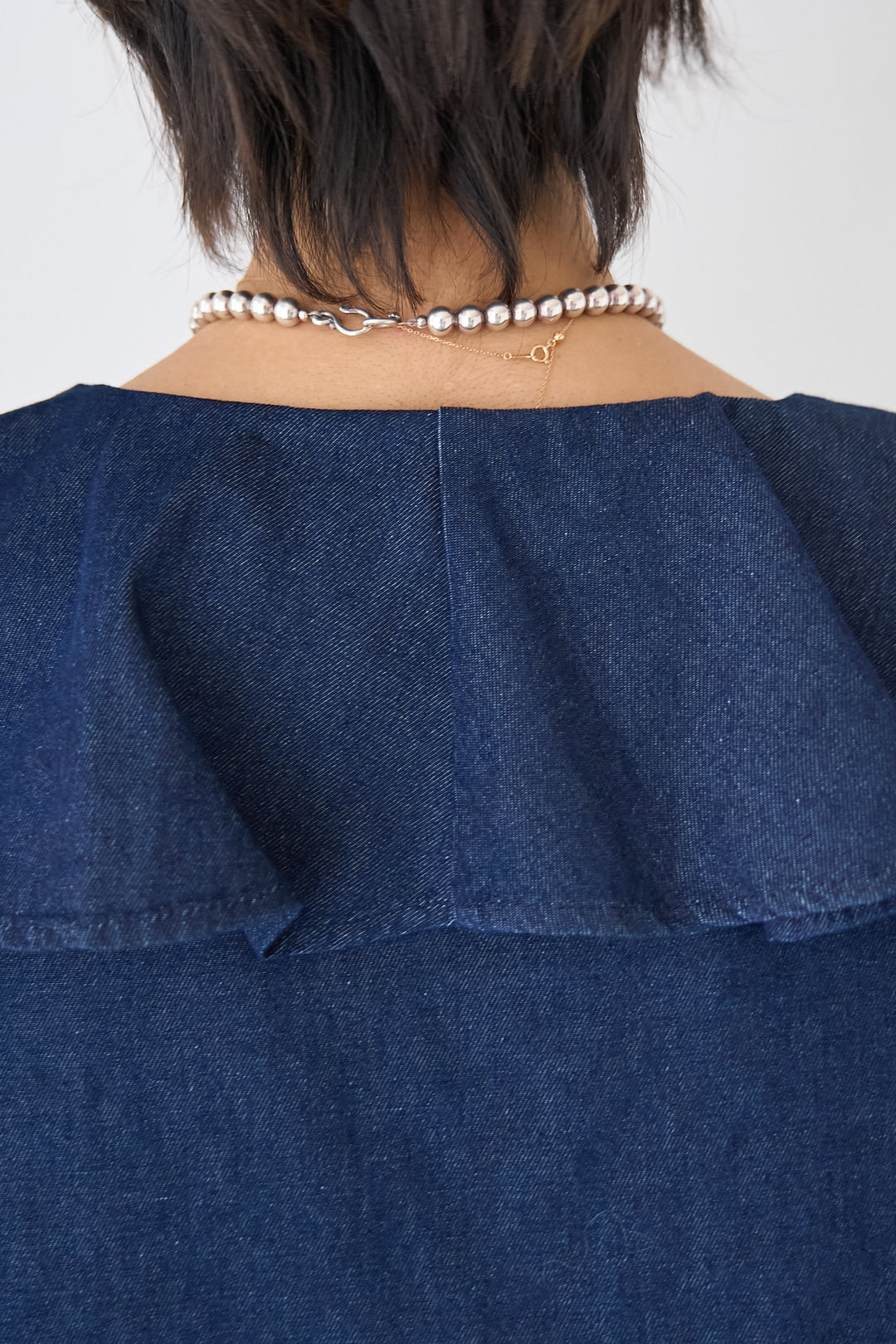 ラッフルカラー ライトデニムブラウス