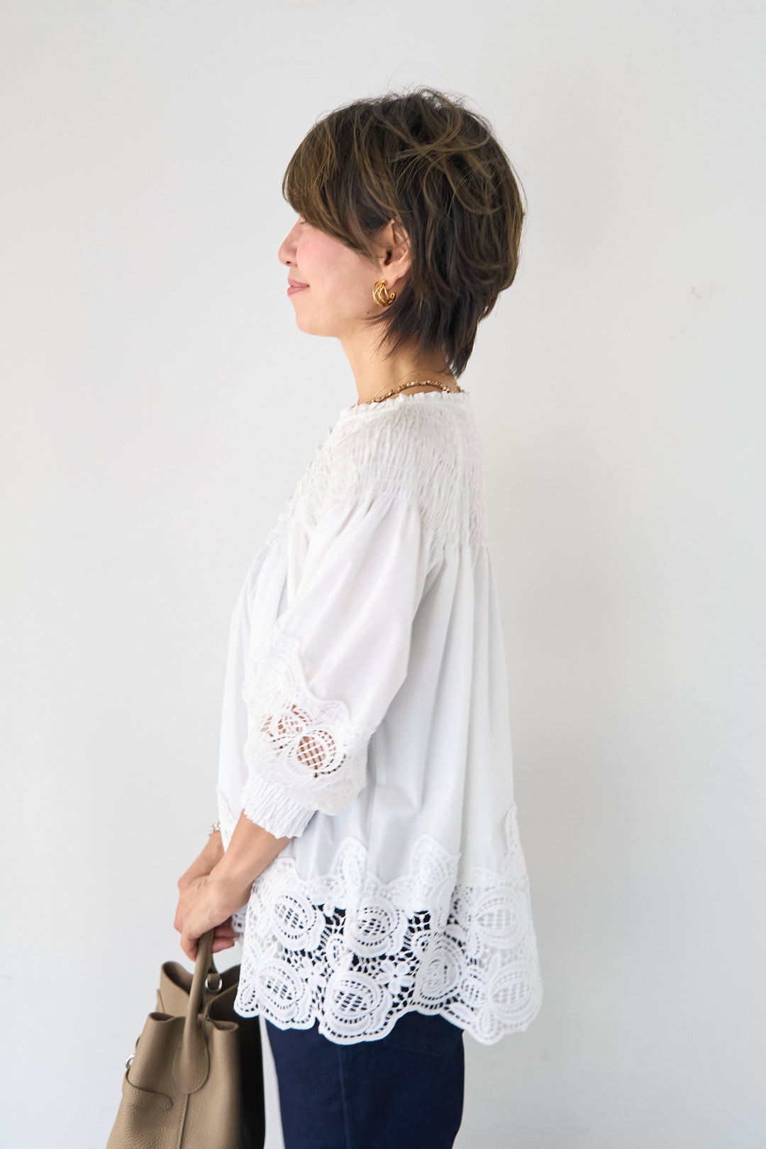 シャーリングネックボリュームブラウス