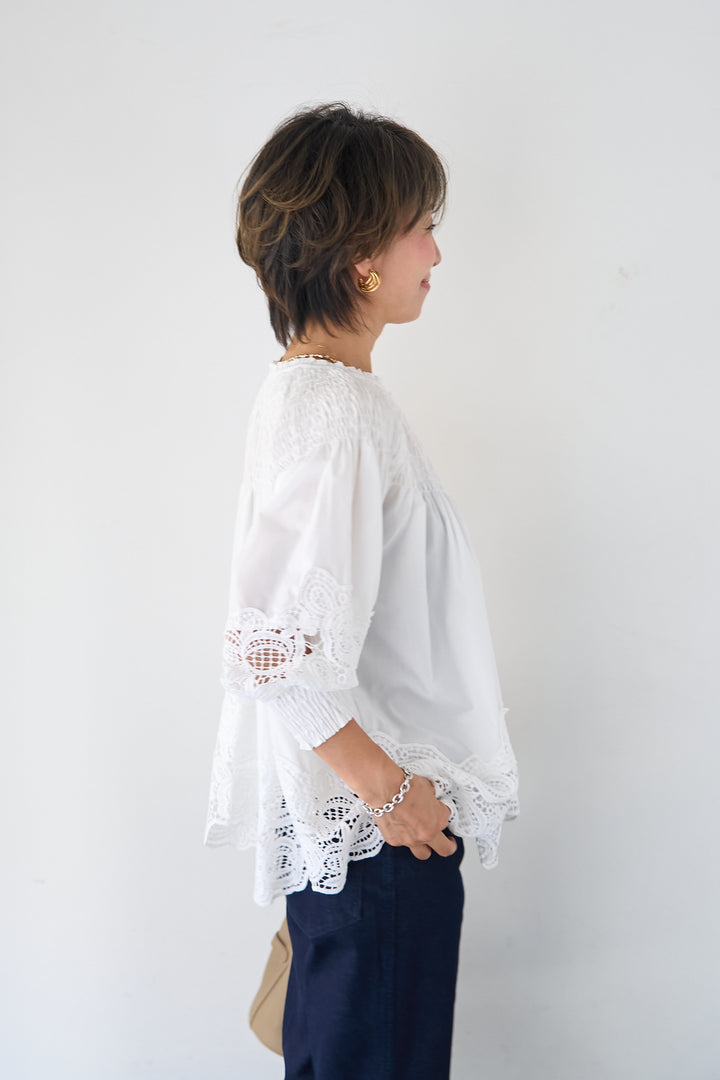 シャーリングネックボリュームブラウス